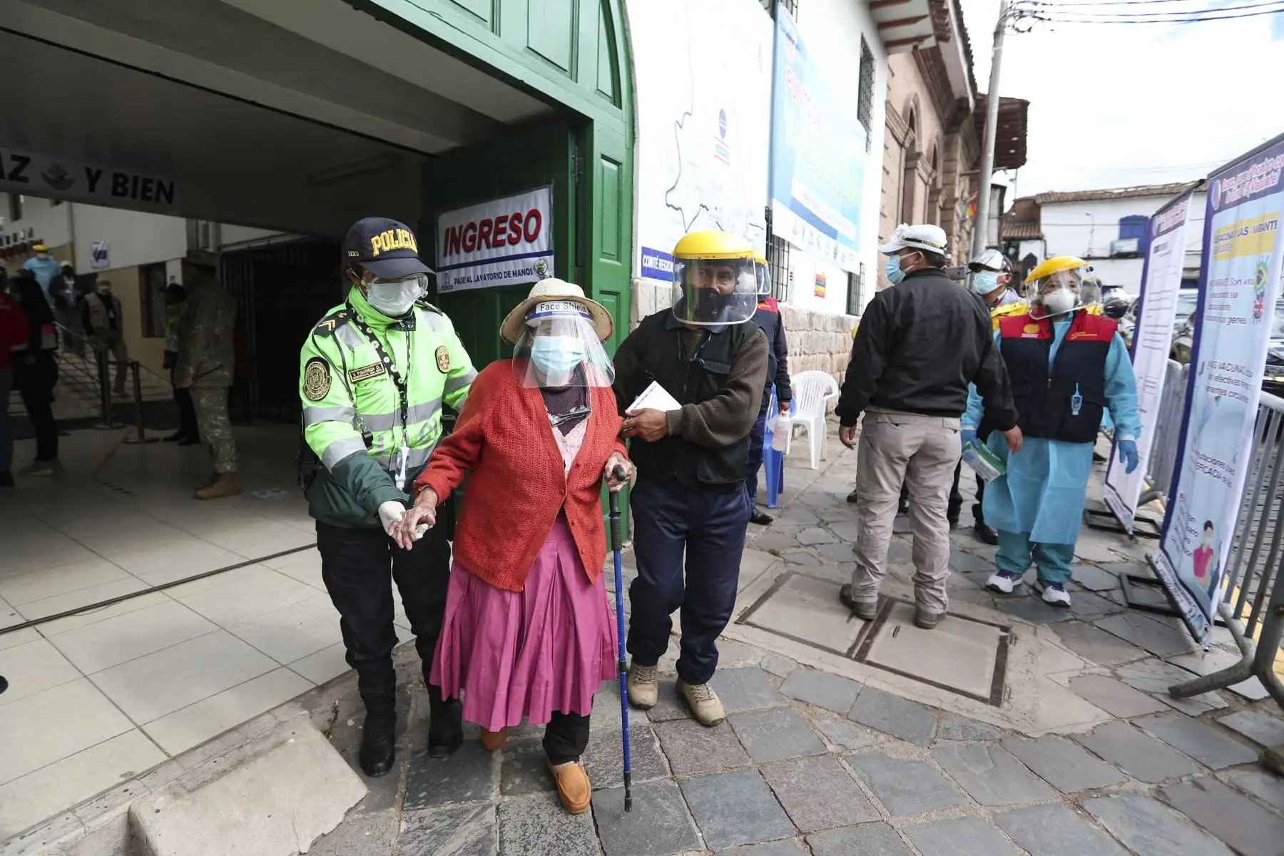 El presidente de la República, Francisco Sagasti, entregó 17,550 dosis de vacunas contra el coronavirus a la región Cusco, adonde llegó para supervisar la inmunización de los adultos mayores en la región. Foto: ANDINA/Presidencia Perú