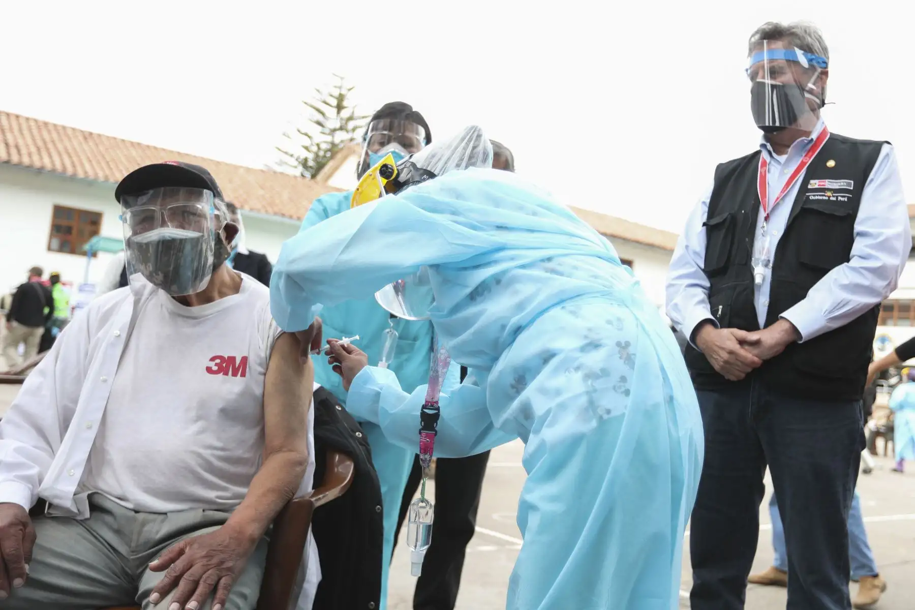 El presidente de la República, Francisco Sagasti, entregó 17,550 dosis de vacunas contra el coronavirus a la región Cusco, adonde llegó para supervisar la inmunización de los adultos mayores en la región. Foto: ANDINA/Presidencia Perú