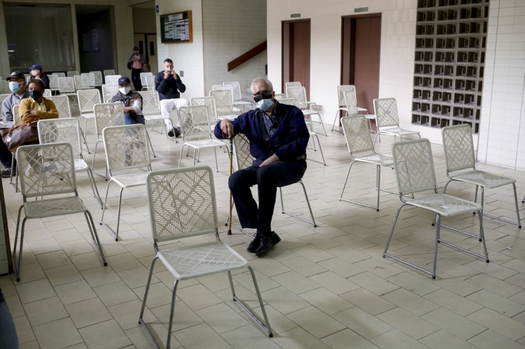 Los ancianos esperan recibir una dosis de la vacuna Sputnik V contra covid-19. Foto: AFP