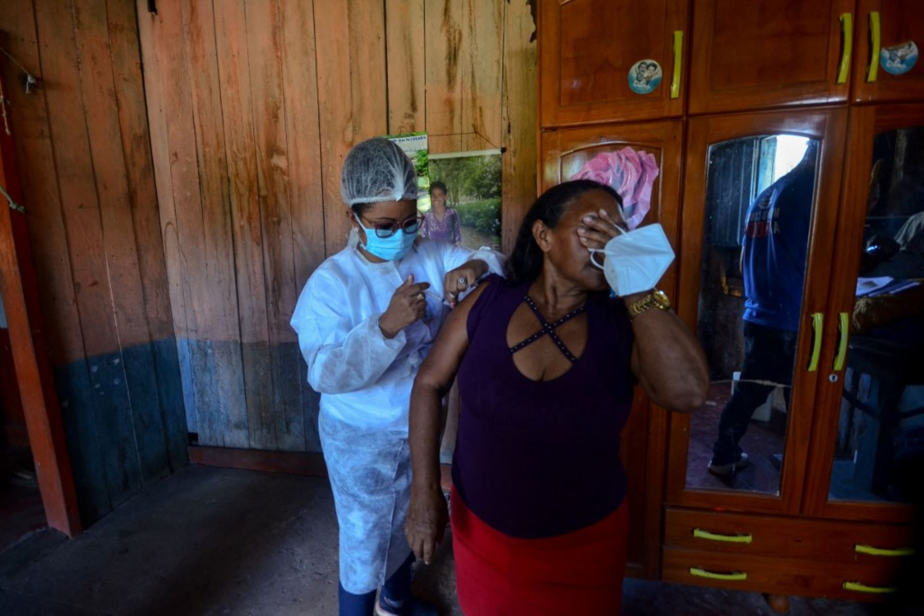 Una mujer está siendo inoculada con la vacuna Oxford-AstraZeneca contra la enfermedad del nuevo coronavirus, covid-19, en Moju, Estado de Pará, Brasil. Foto: AFP