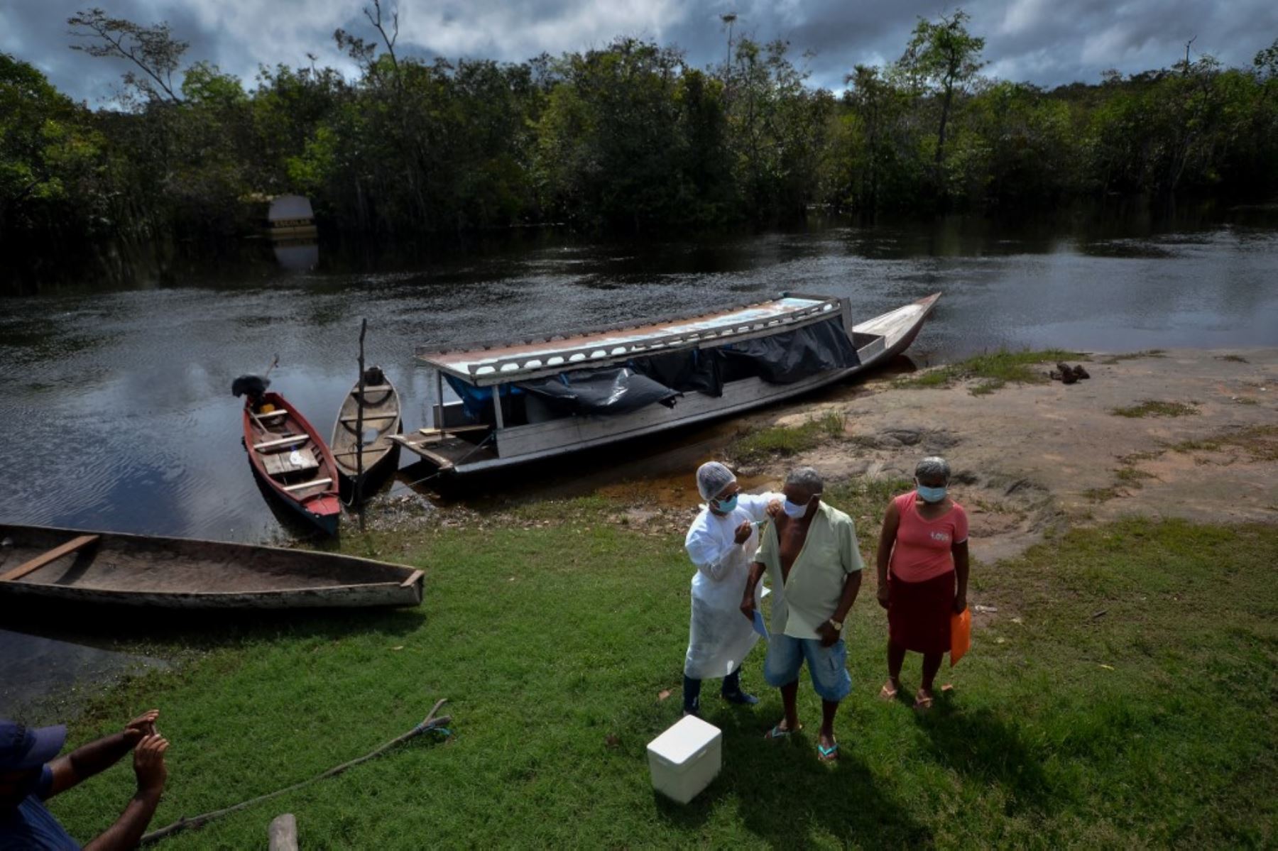 Un hombre está siendo inoculado con la vacuna Oxford-AstraZeneca contra la enfermedad del nuevo coronavirus, covid-19, en Moku, Estado de Pará, Brasil. Foto: AFP