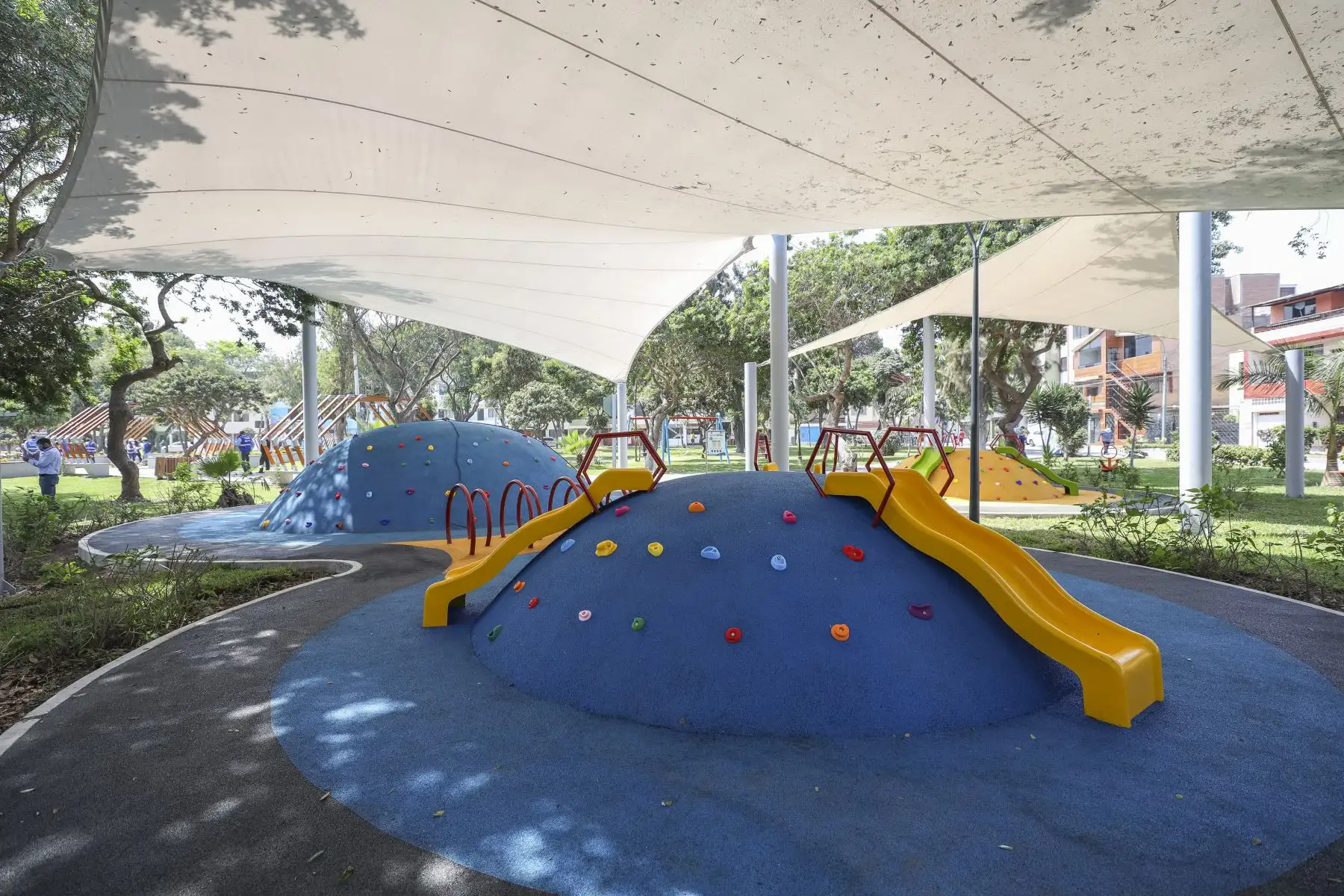 El alcalde de Lima Jorge Muñoz, entrega el remodelado parque Gonzales Olaechea en el Cercado de Lima, que beneficiará a más de 5 mil vecinos  y cuenta con reflectores LED, una fuente iluminada y un puesto de serenazgo. Foto: ANDINA/ MLM