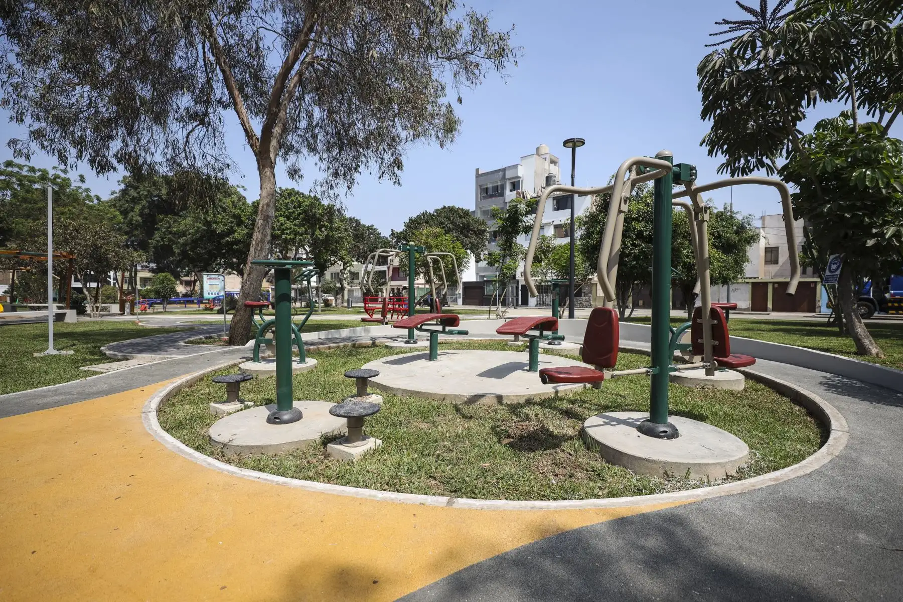 El alcalde de Lima Jorge Muñoz, entrega el remodelado parque Gonzales Olaechea en el Cercado de Lima, que beneficiará a más de 5 mil vecinos  y cuenta con reflectores LED, una fuente iluminada y un puesto de serenazgo. Foto: ANDINA/ MLM