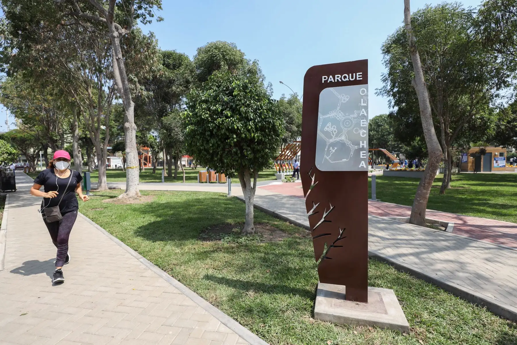 El alcalde de Lima Jorge Muñoz, entrega el remodelado parque Gonzales Olaechea en el Cercado de Lima, que beneficiará a más de 5 mil vecinos  y cuenta con reflectores LED, una fuente iluminada y un puesto de serenazgo. Foto: ANDINA/ MLM