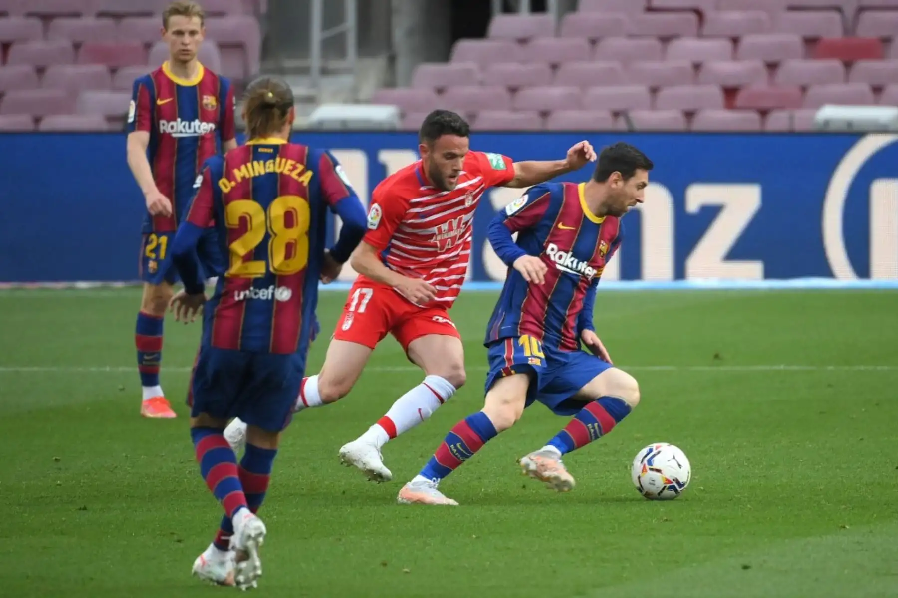 El defensa español del Granada Quini desafía al delantero argentino del Barcelona Lionel Messi durante el partido de fútbol de la Liga española entre Barcelona y Granada en el estadio Camp Nou de Barcelona el 29 de abril de 2021. Foto: AFP