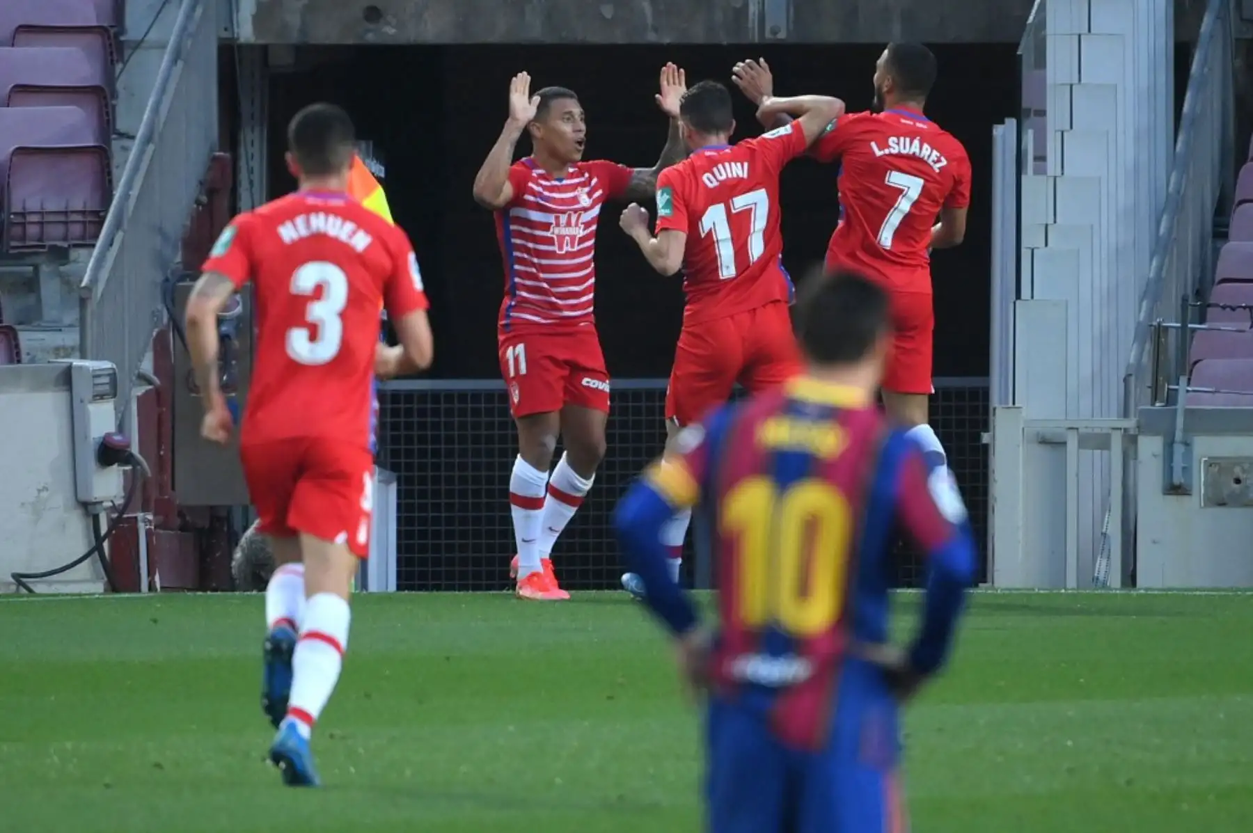 El delantero venezolano del Granada Darwin Machis (C) celebra con sus compañeros tras anotar durante el partido de fútbol de la Liga española entre Barcelona y Granada en el estadio Camp Nou de Barcelona el 29 de abril de 2021. Foto: AFP