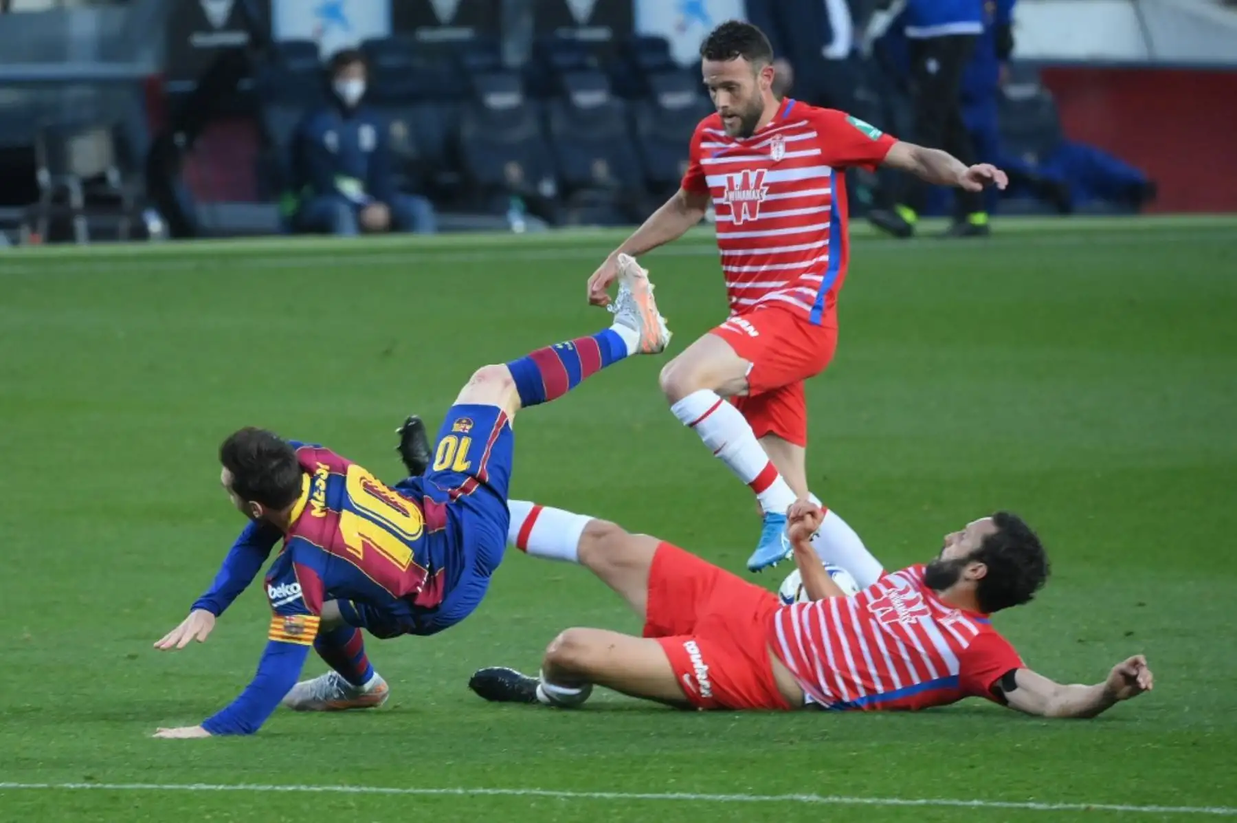 El defensor español del Granada German y el defensor argentino del Granada Nehuen Pérez enfrentan al delantero argentino del Barcelona Lionel Messi durante el partido de fútbol de la Liga española entre el Barcelona y el Granada en el estadio Camp Nou de Barcelona el 29 de abril de 2021. Foto: AFP