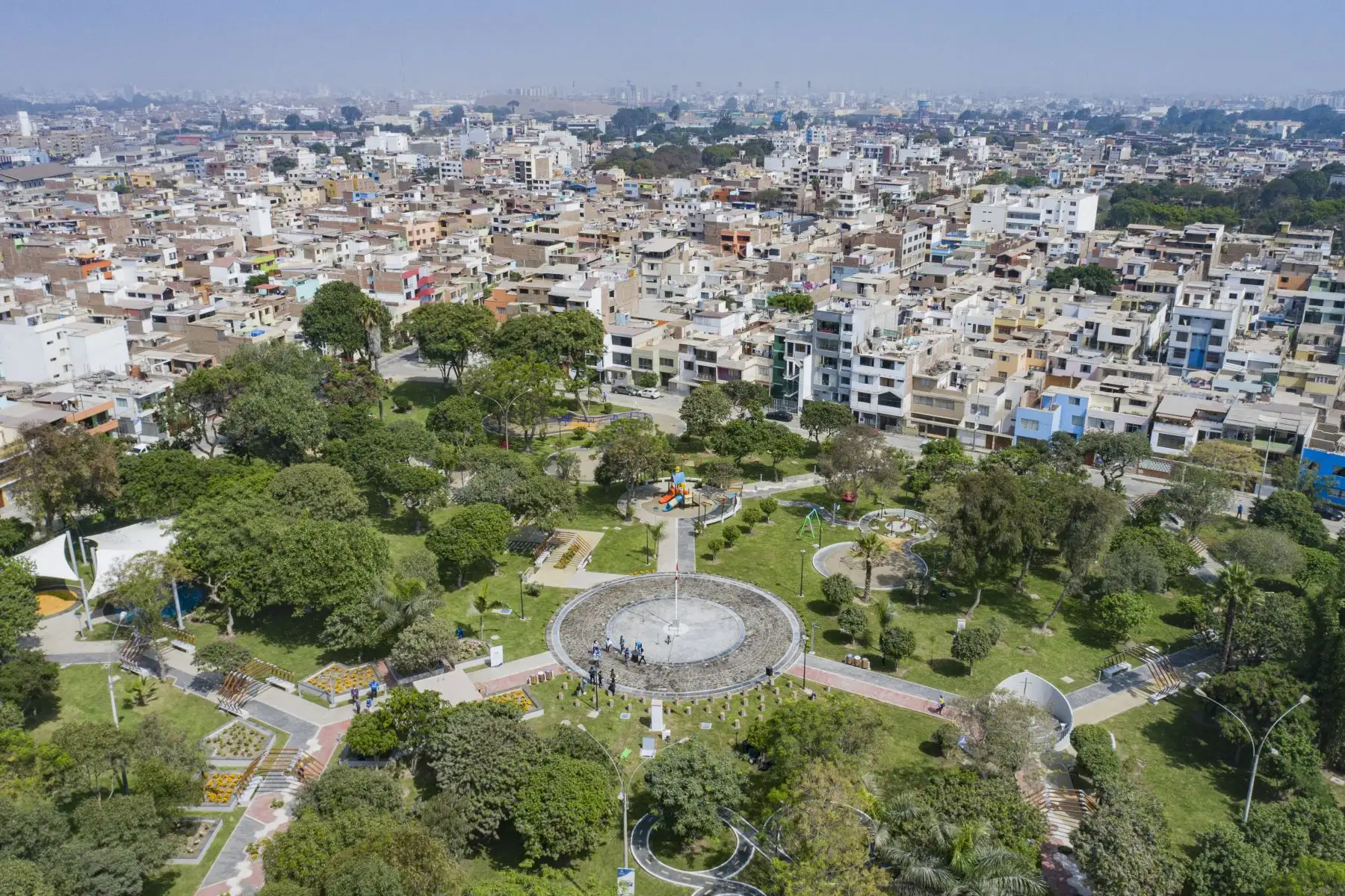 El alcalde de Lima Jorge Muñoz, entrega el remodelado parque Gonzales Olaechea en el Cercado de Lima, que beneficiará a más de 5 mil vecinos  y cuenta con reflectores LED, una fuente iluminada y un puesto de serenazgo. Foto: ANDINA/ MLM