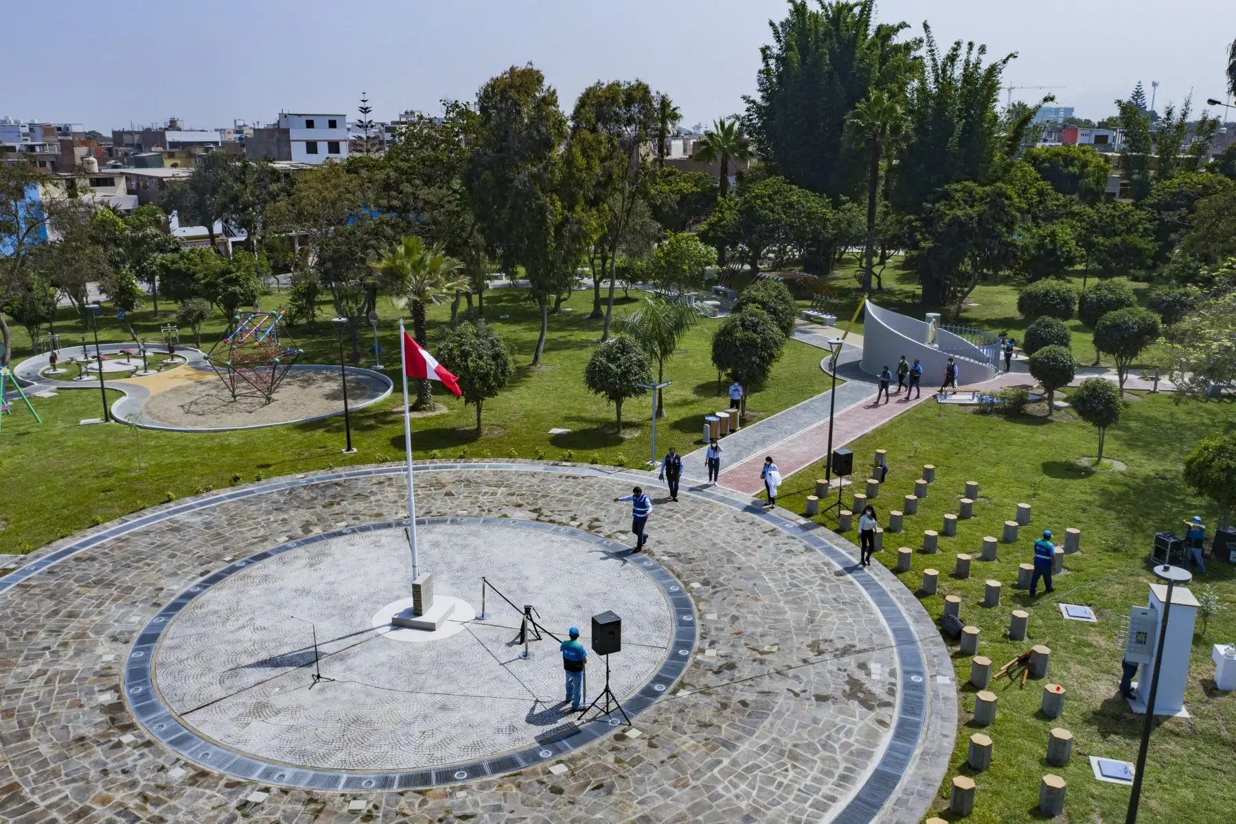 El alcalde de Lima Jorge Muñoz, entrega el remodelado parque Gonzales Olaechea en el Cercado de Lima, que beneficiará a más de 5 mil vecinos  y cuenta con reflectores LED, una fuente iluminada y un puesto de serenazgo. Foto: ANDINA/ MLM