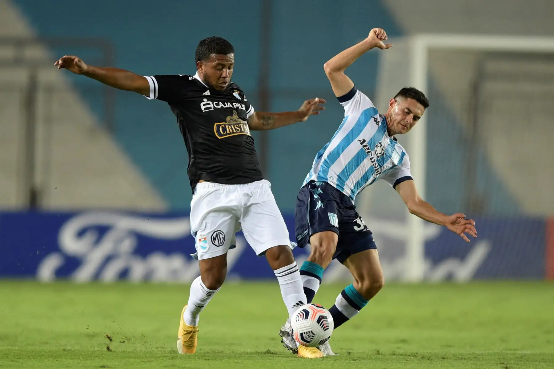 Maximiliano Lovera de Racing Club disputa un balón con Johan Madrid de Sporting Crista durante partido por la Copa Libertadores, en el estadio Presidente Perón en Avellaneda. Foto: EFE