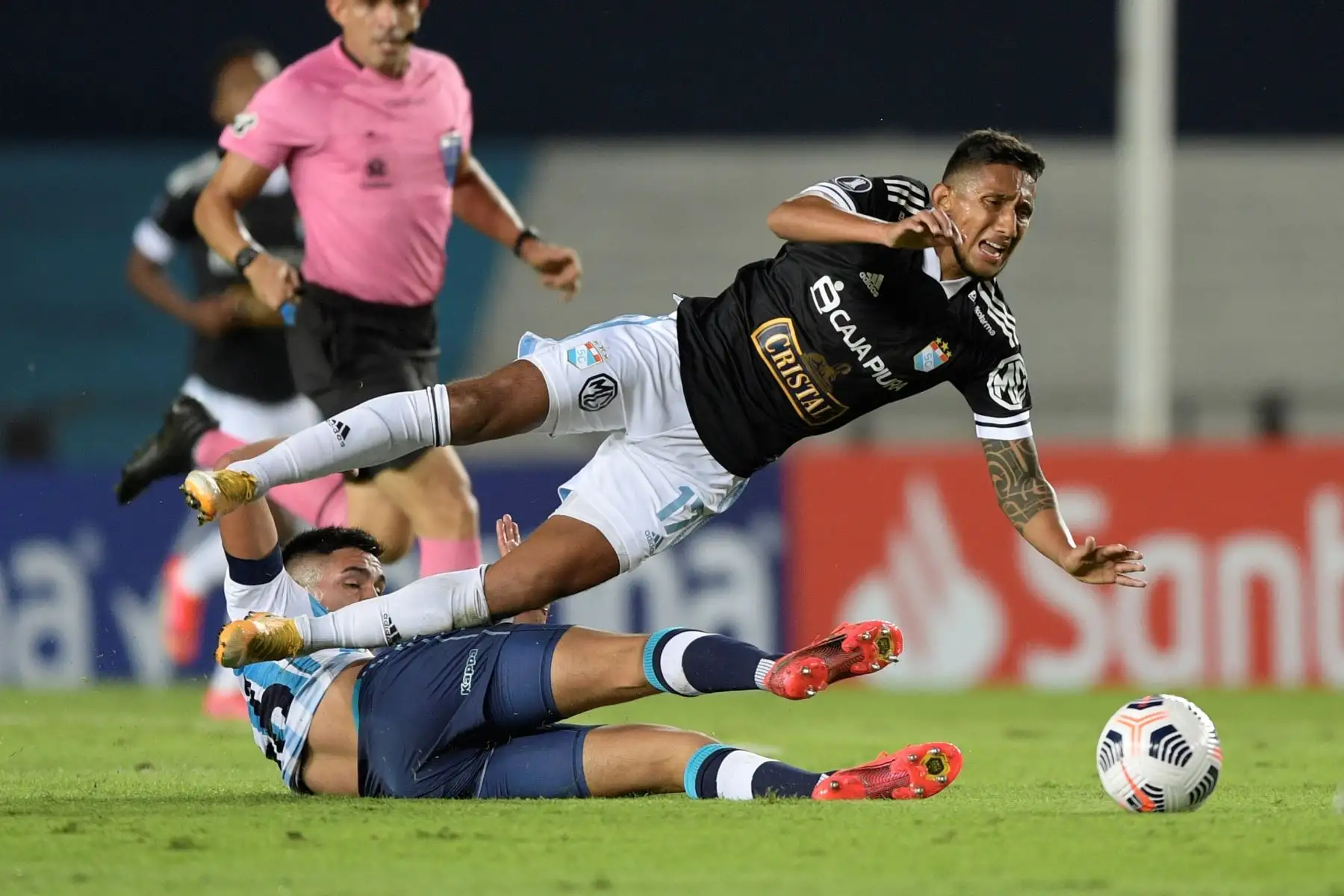Carlos Alcaraz de Racing Club disputa un balón con Christoper González de Sporting Cristal durante partido por la Copa Libertadores. Foto: EFE