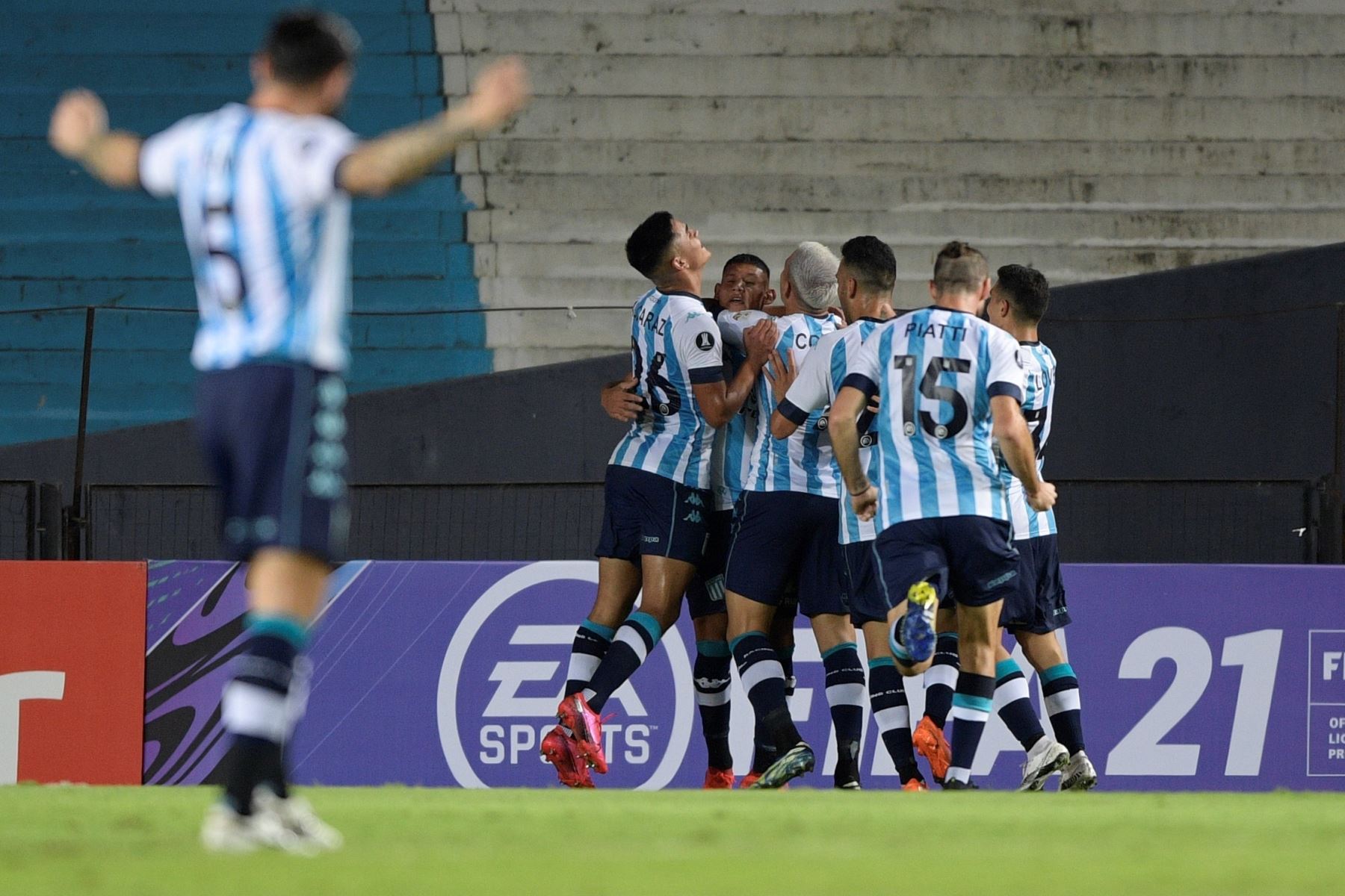 Jugadores de Racing Club celebran un gol de Juan Cáceres ante Sporting Cristal por la Copa Libertadores. Foto: EFE