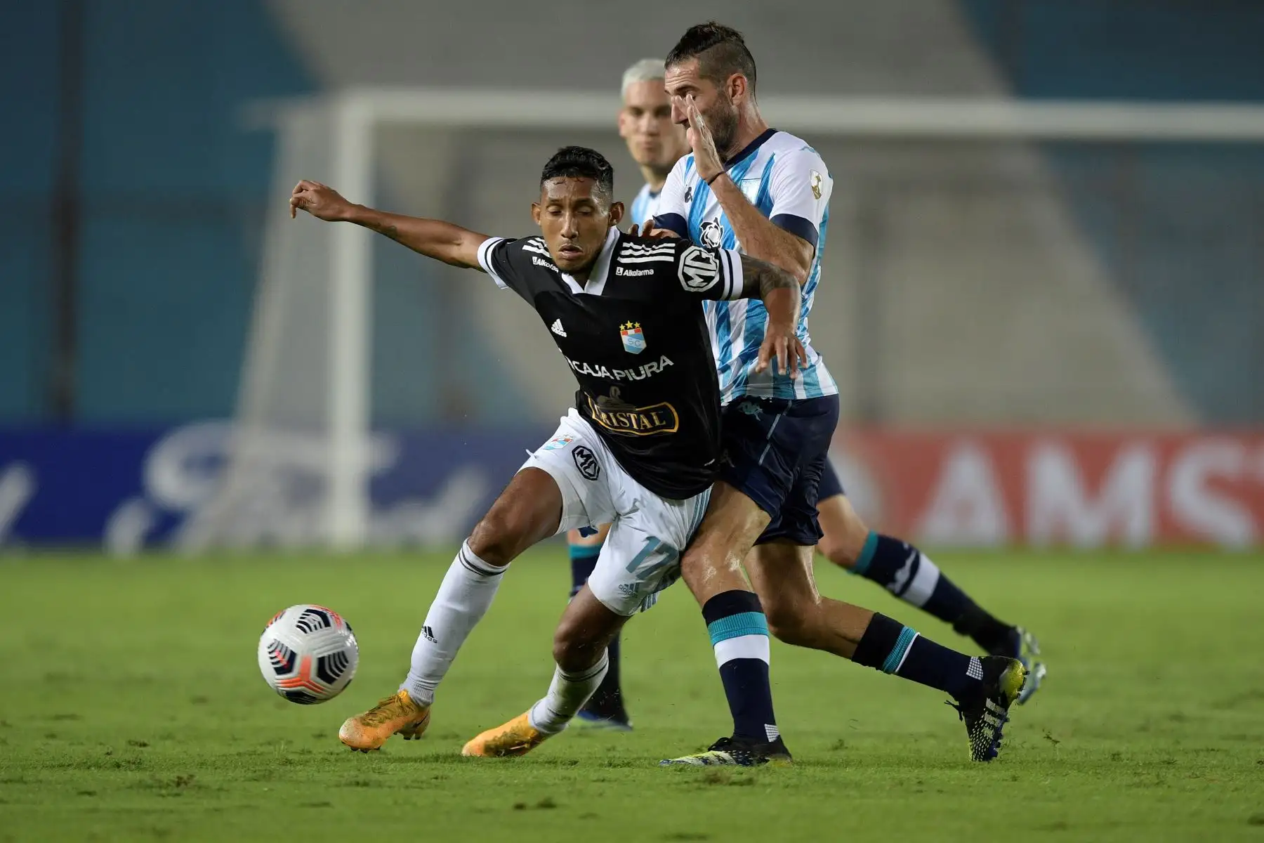 Ignacio Piatti de Racing Club disputa un balón con Christofer González de Sporting Cristal durante partido por la Copa Libertadores, en el estadio Presidente Perón en Avellaneda. Foto: EFE