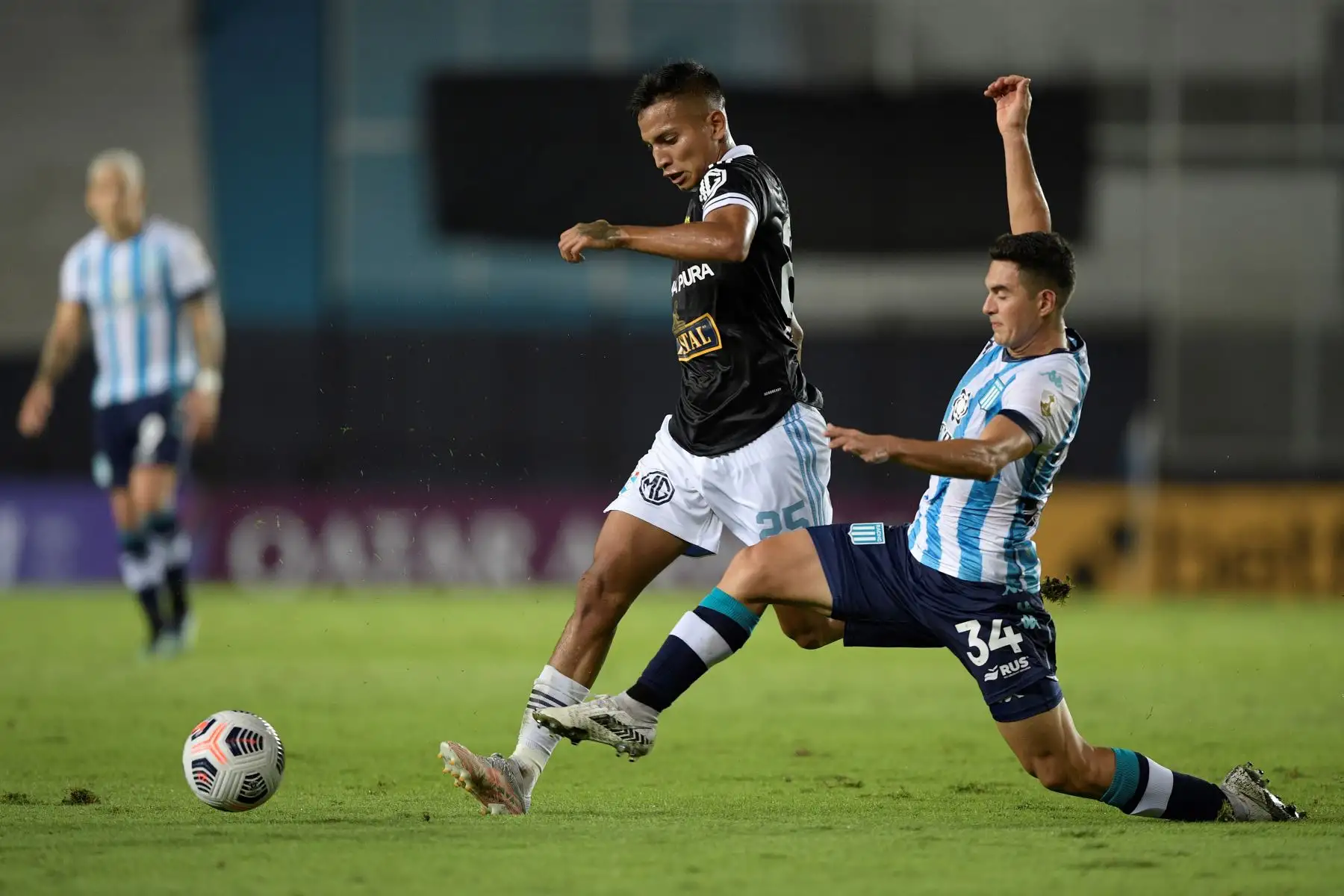 Maximiliano Lovera de Racing Club disputa un balón con Gerald Tavara de Sporting Cristal durante partido por la Copa Libertadores, en el estadio Presidente Perón en Avellaneda. Foto. EFE