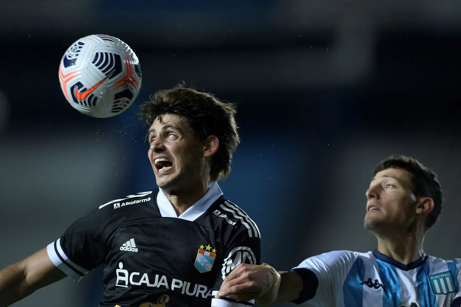 Omar Merlo de Sporting Cristal y Anibal Moreno de Racing disputan el balón durante el partido de la fase de grupos de la Copa Libertadores, en el Estadio Presidente Juan Domingo Perón. Foto: AFP