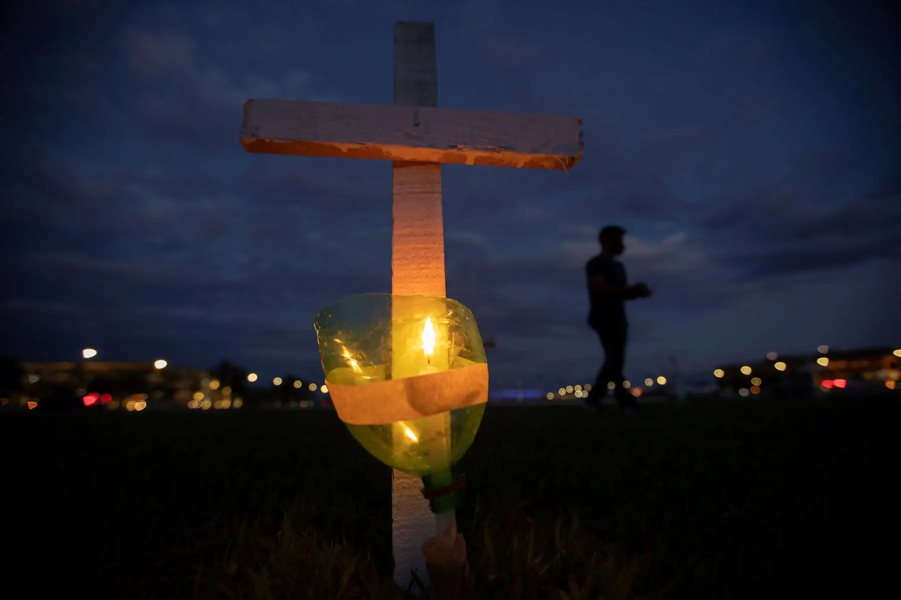 Homenaje a las víctimas de la covid-19, en Brasilia. Integrantes de diversos movimientos sociales encienden velas como acto simbólico. Foto: EFE