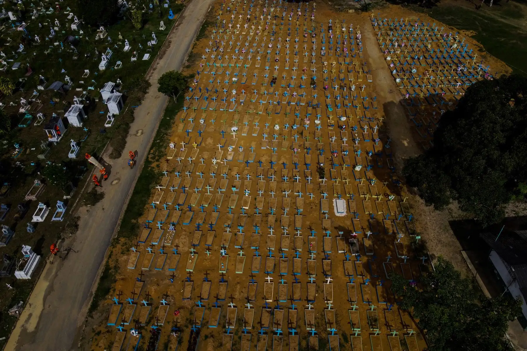 Vista aérea de las tumbas de las víctimas del COVID-19 en el cementerio de Nossa Senhora Aparecida en Manaus, estado de Amazonas, Brasil, el 29 de abril de 2021. Foto: AFP