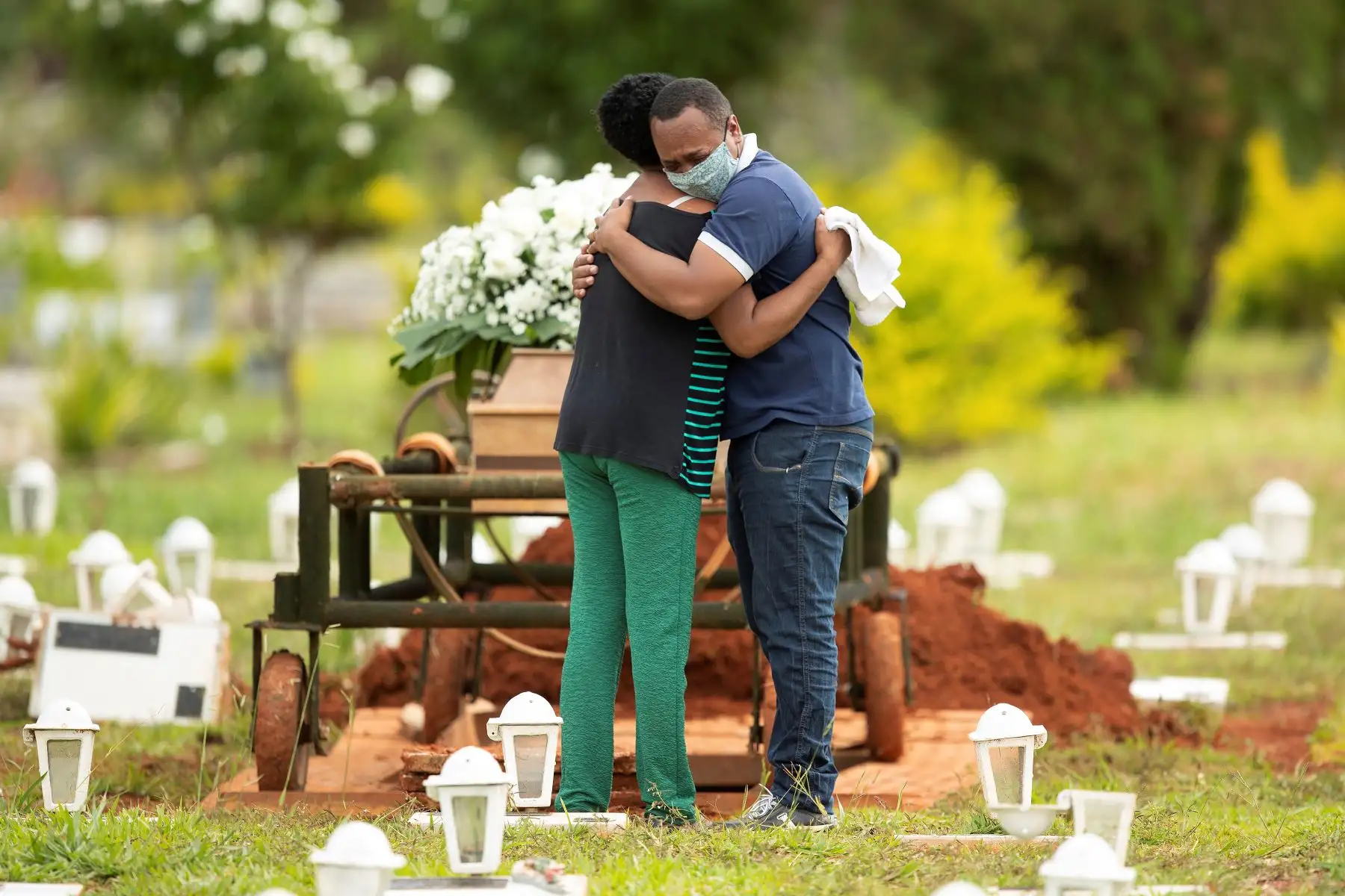 Un grupo de personas asiste al entierro de un ser querido víctima de covid-19 hoy 29 de abril del 2021, en el cementerio Campo da Esperança, en la ciudad de Brasilia. Foto: AFP