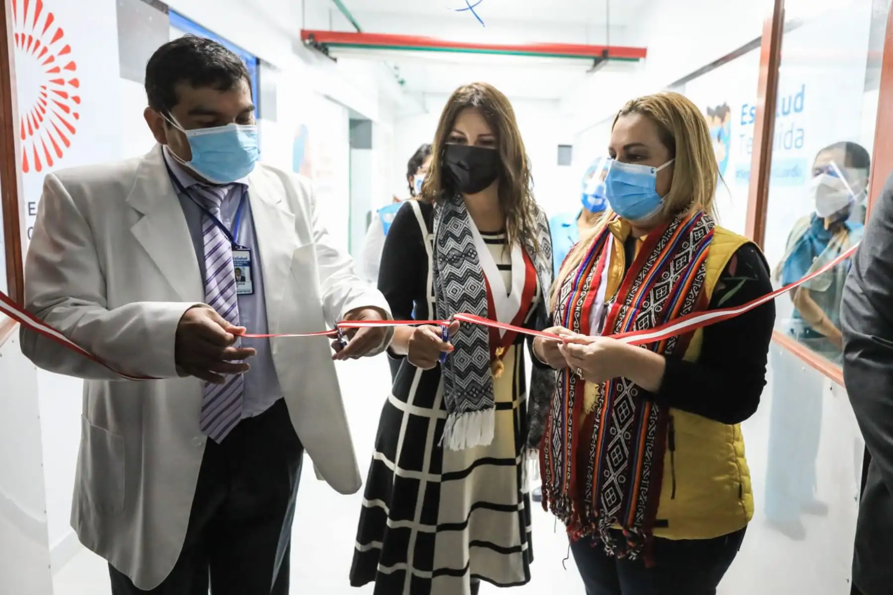 La presidenta ejecutiva de Essalud Fiorella Molinelli, llegó al Policlínico "Las Américas” en Abancay, para inaugurar una moderna cadena de frío que permitirá el almacenamiento y conservación de vacunas contra la  covid-19. Foto: ANDINA/ Essalud.