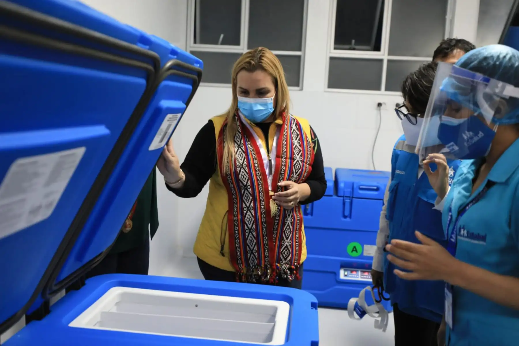 La presidenta ejecutiva de Essalud Fiorella Molinelli, llegó al Policlínico "Las Américas” en Abancay, para inaugurar una moderna cadena de frío que permitirá el almacenamiento y conservación de vacunas contra la  covid-19. Foto: ANDINA/ Essalud.