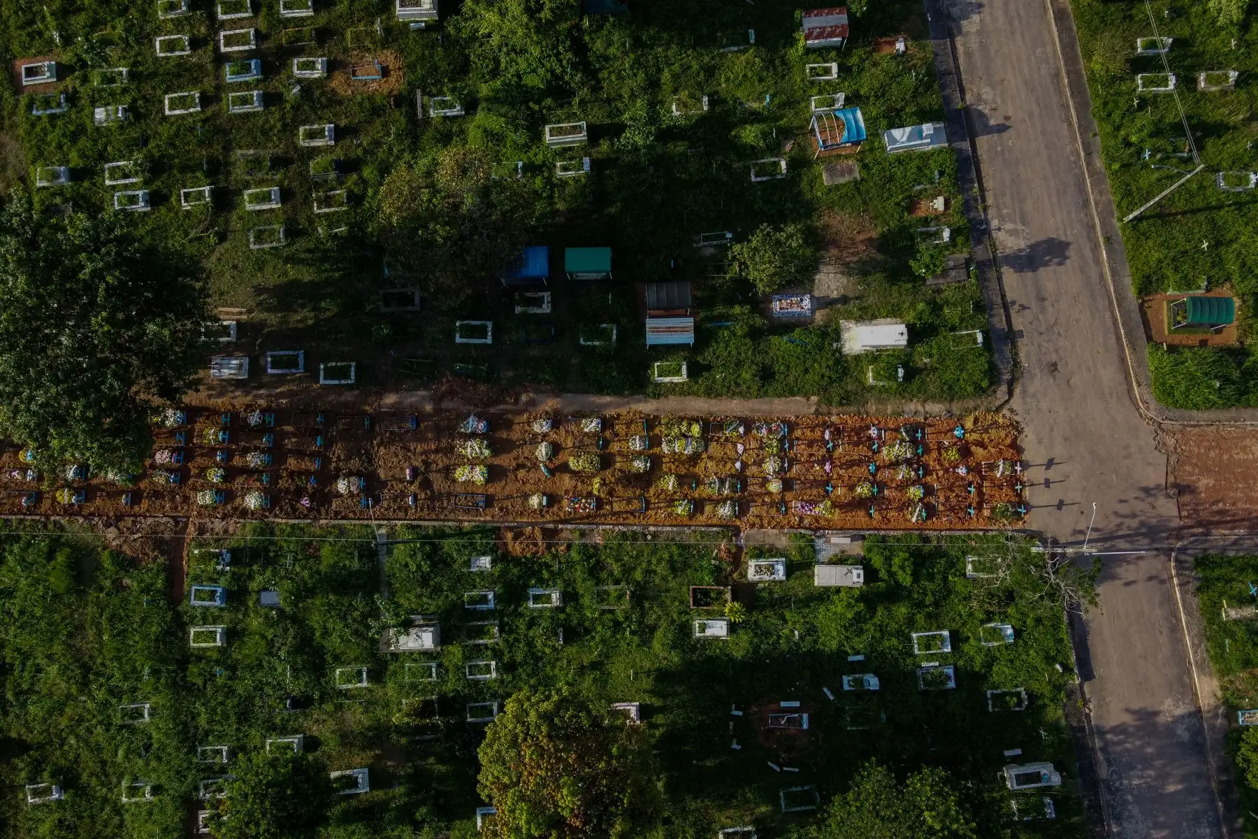 Vista aérea de las tumbas de las víctimas del COVID-19 en un pasaje. No hay más área libre en el cementerio de Nossa Senhora Aparecida, en Manaus, estado de Amazonas, Brasil, el 29 de abril de 2021. Foto: AFP