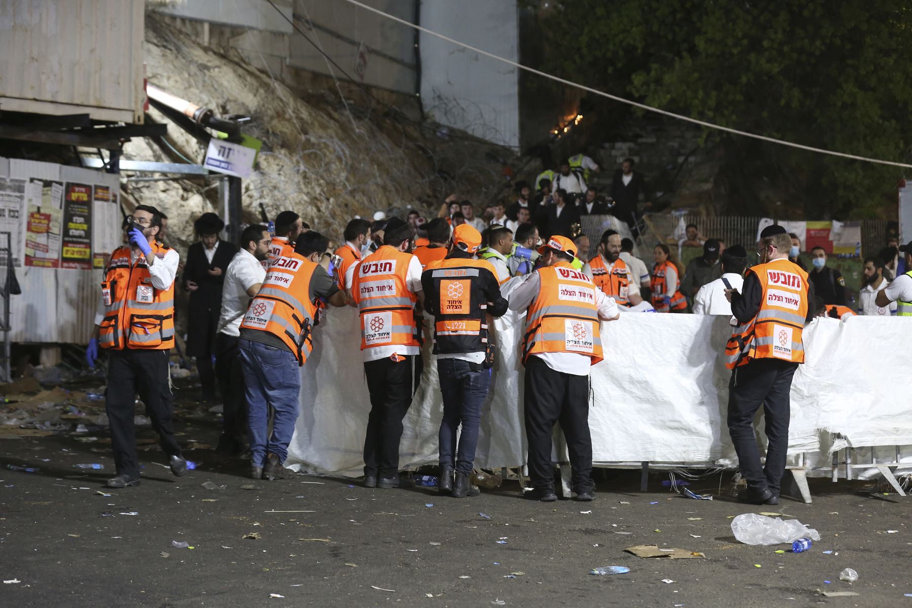 Los trabajadores de emergencia se reúnen en el lugar después que decenas de personas murieron y otras resultaron heridas después del colapso de una tribuna en Meron, Israel, donde decenas de miles de personas se reunieron para celebrar el festival de Lag Ba