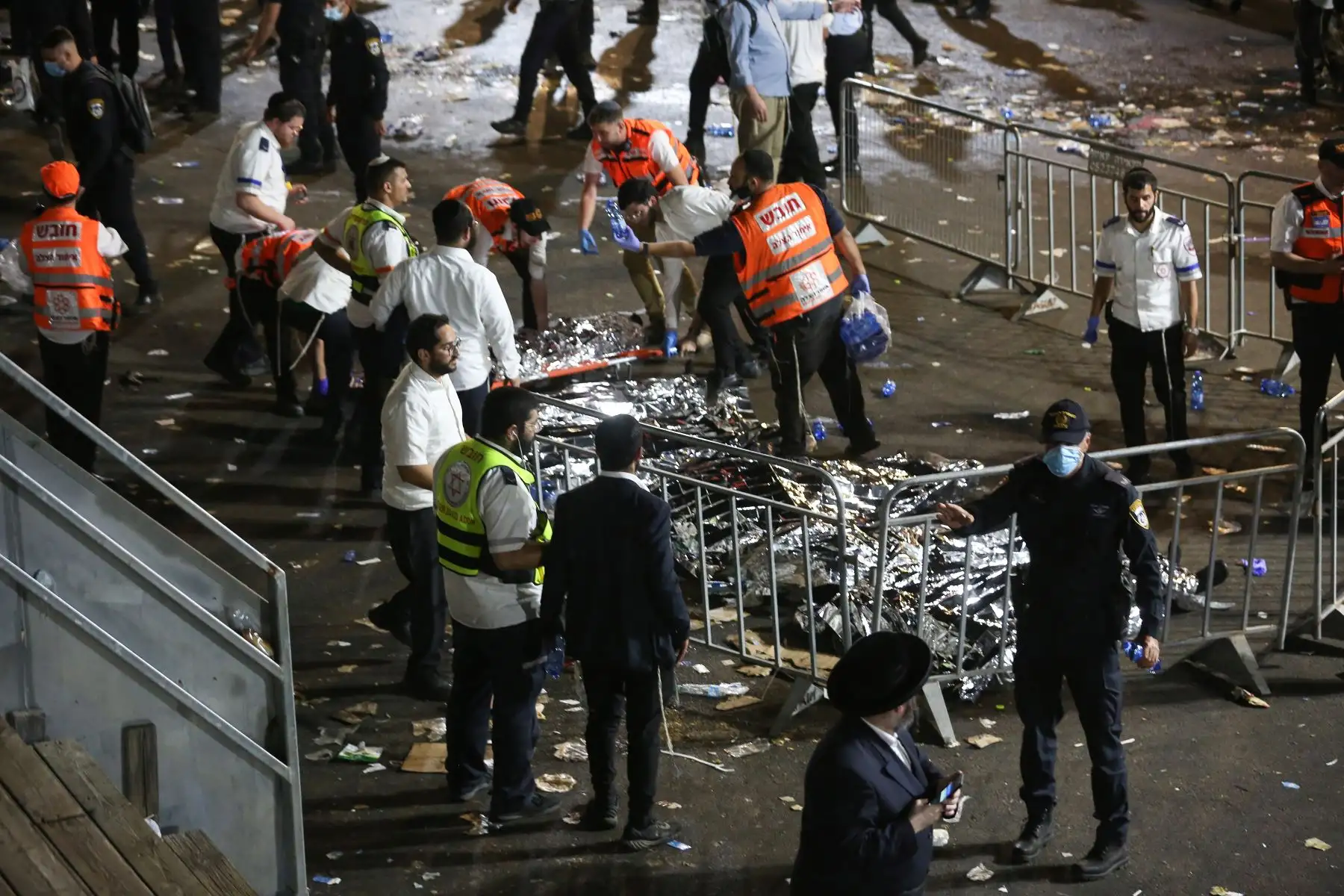 Funcionarios de seguridad y rescatistas israelíes inspeccionan los cadáveres de decenas de judíos ultraortodoxos durante Lag Ba