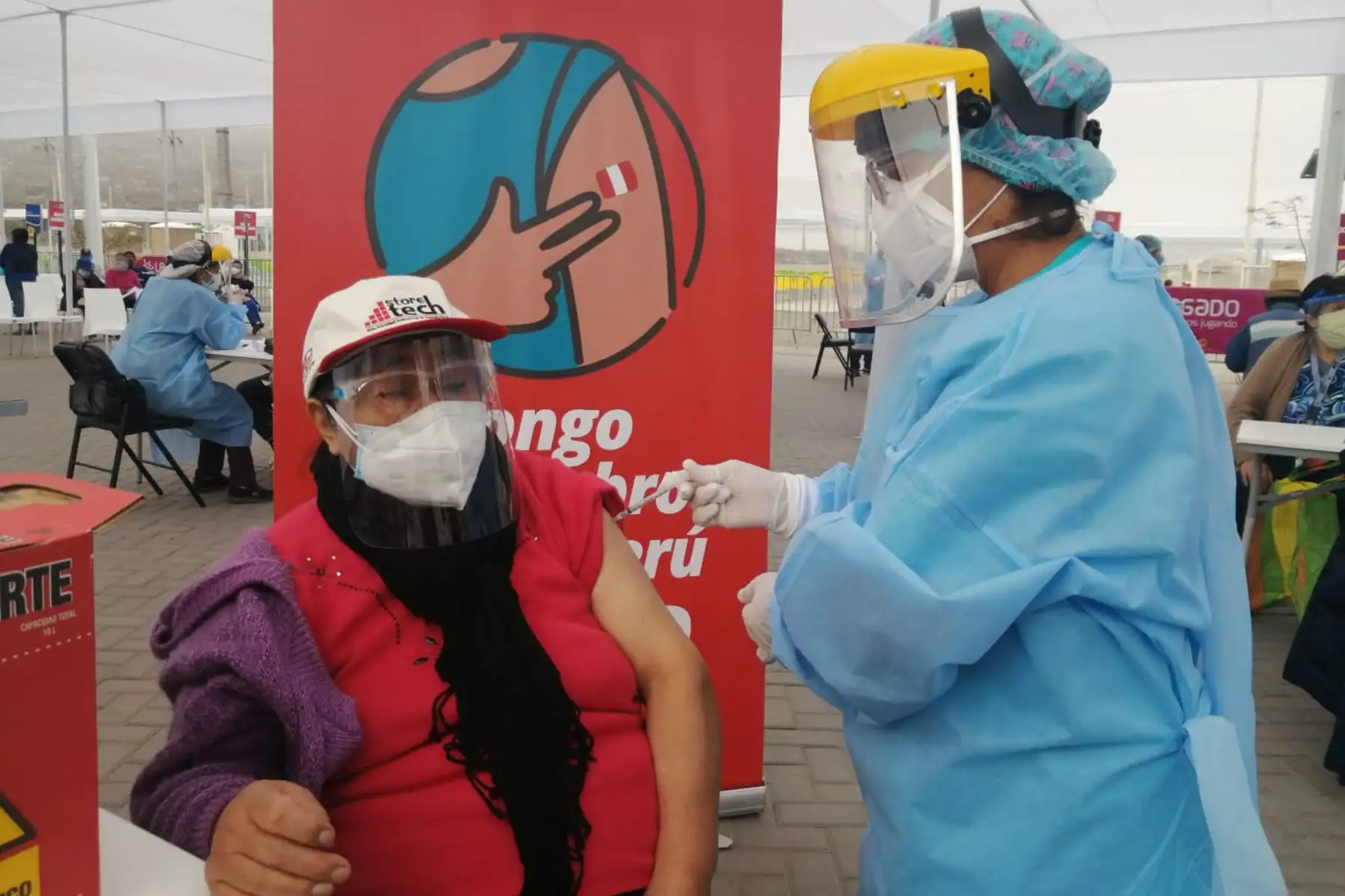 El Minsa a través de la Diris Lima Sur continúa el proceso de vacunación contra la covid-19 a los adultos mayores de 70 años en el Complejo Deportivo de Villa María del Triunfo. Foto: ANDINA/DIRISLimaSur