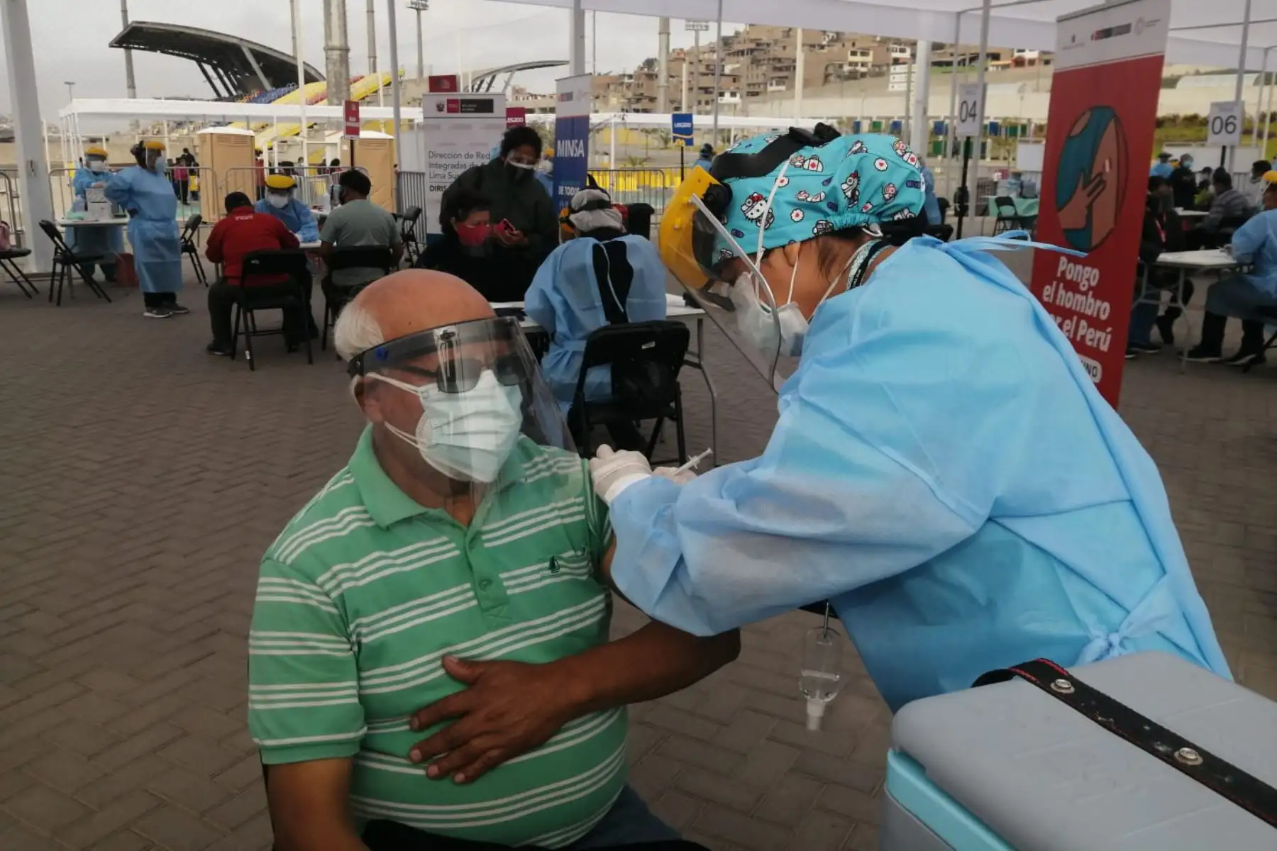 El Minsa a través de la Diris Lima Sur continúa el proceso de vacunación contra la covid-19 a los adultos mayores de 70 años en el Complejo Deportivo de Villa María del Triunfo. Foto: ANDINA/DIRIS Lima Sur
