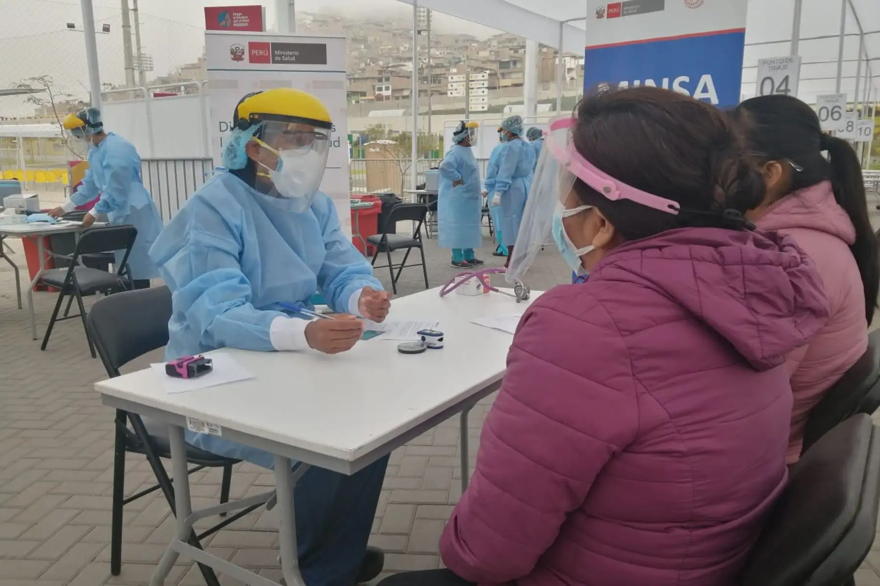 Continúa la vacunación contra la COVID-19 a los adultos mayores de 70 años en el Complejo Deportivo de Villa María del Triunfo.
Foto: ANDINA/DIRISLimaSur