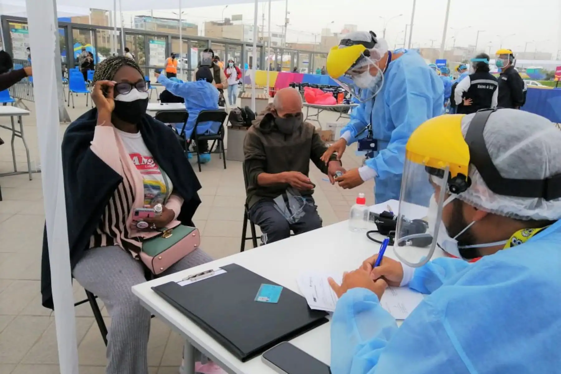 El Minsa a través de la Diris Lima Sur continúa el proceso de vacunación contra la covid-19 a los adultos mayores de 70 años en el Polideportivo de Villa El Salvador. Foto: ANDINA/DIRIS Lima Sur