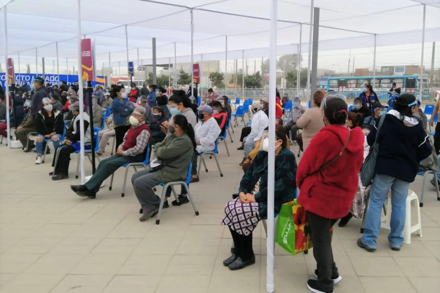 El Minsa a través de la Diris Lima Sur continúa el proceso de vacunación contra la covid-19 a los adultos mayores de 70 años en el Polideportivo de Villa El Salvador. Foto: ANDINA/DIRIS Lima Sur
