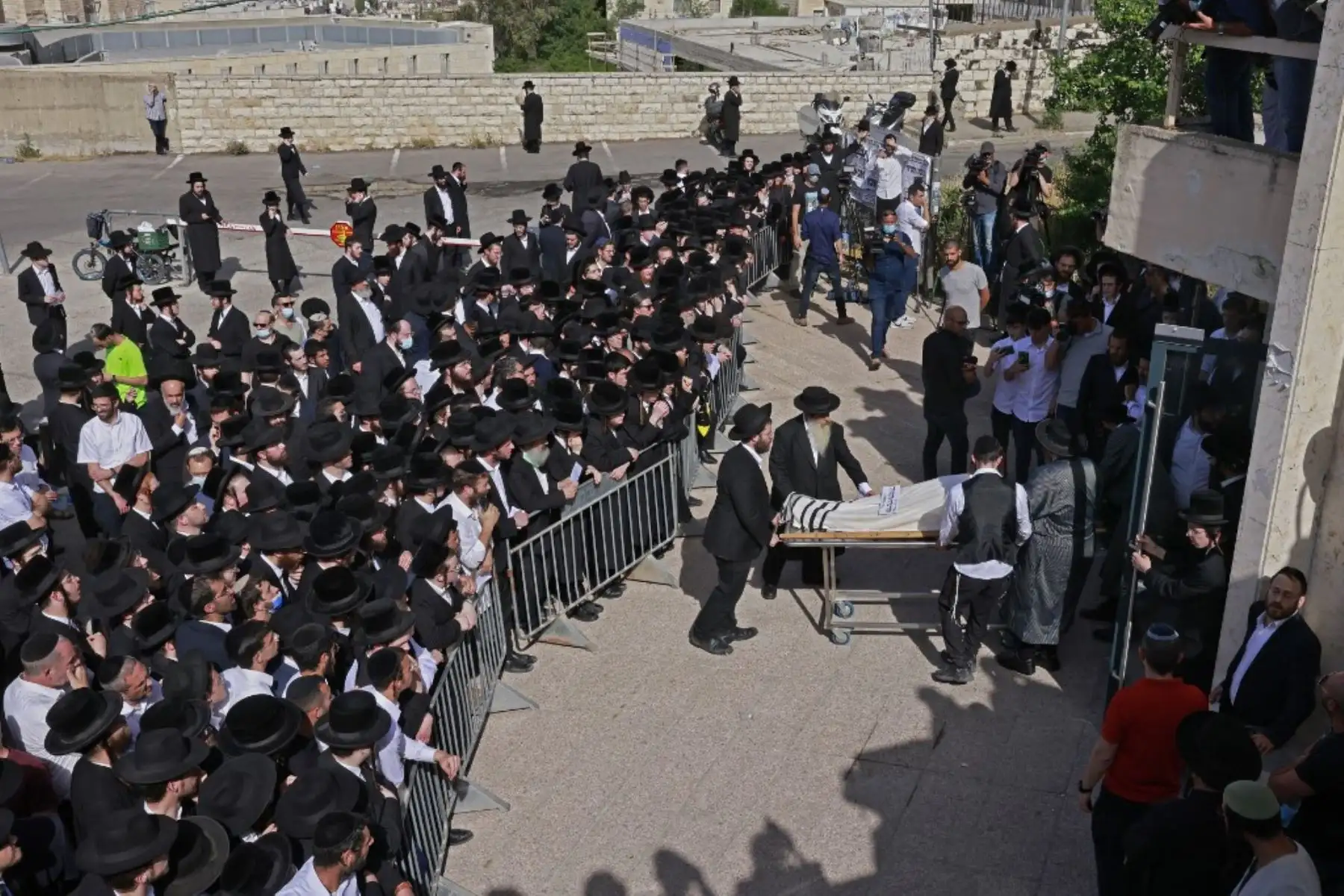 Los dolientes judíos ultraortodoxos asisten al funeral de una víctima de la estampida de peregrinos judíos, en el cementerio de Segula en Petah Tikva el 30 de abril de 2021. Foto: AFP