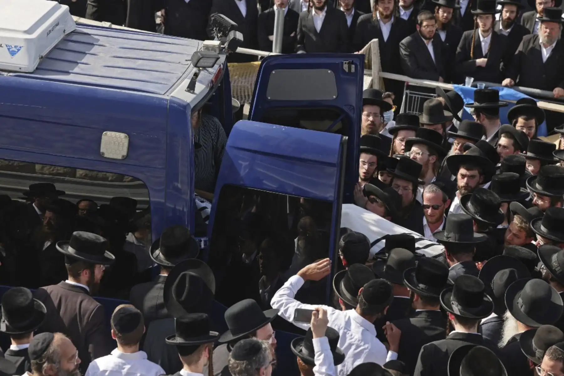 Hombres judíos ultraortodoxos participan en una ceremonia fúnebre en Jerusalén por una víctima de una estampida nocturna durante una reunión religiosa en el norte de Israel, el 30 de abril de 2021. Foto: AFP