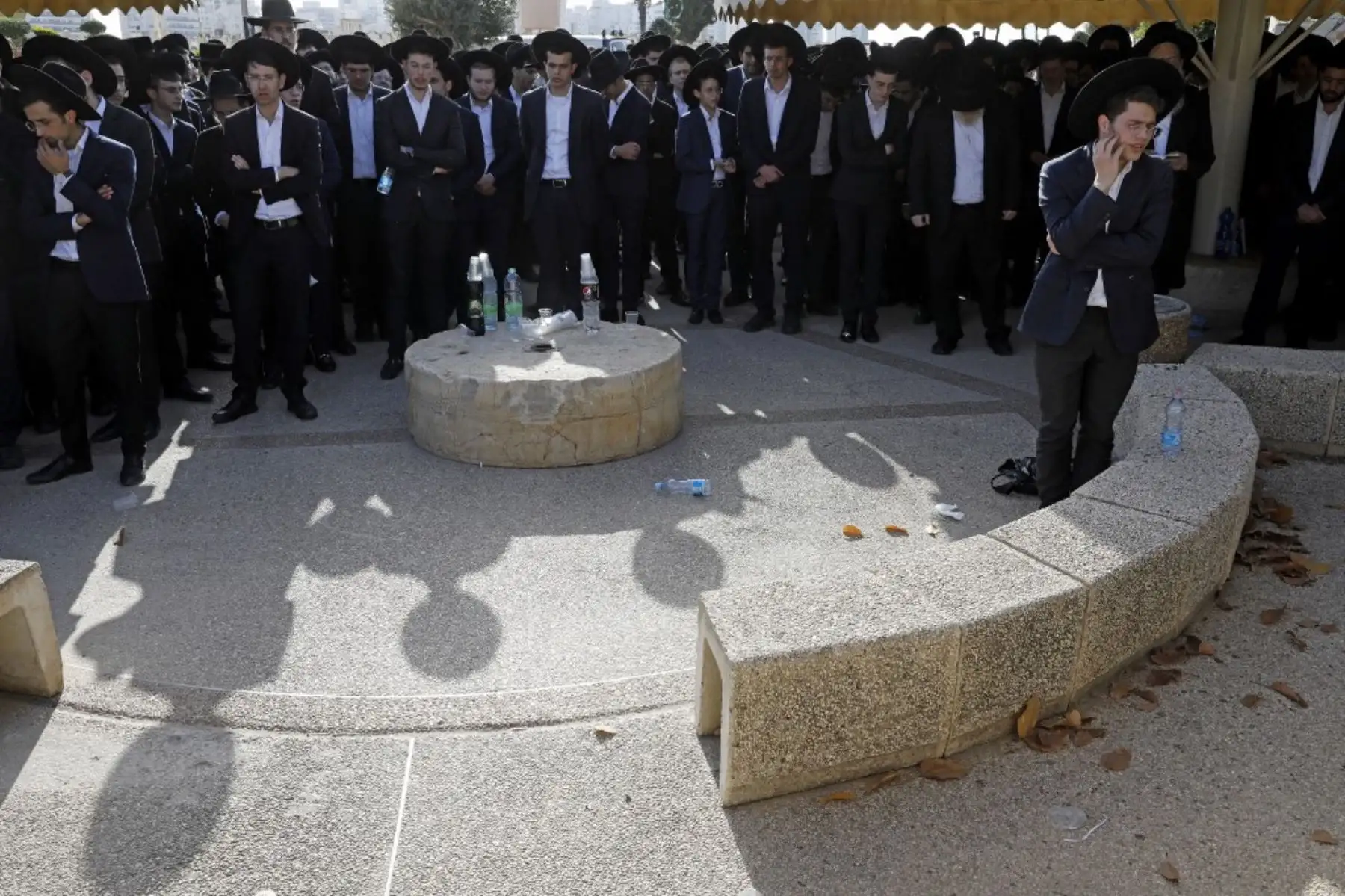 Los dolientes judíos ultraortodoxos asisten al funeral de una víctima de la estampida de peregrinos judíos, en el cementerio de Segula en Petah Tikva el 30 de abril de 2021. Foto: AFP
