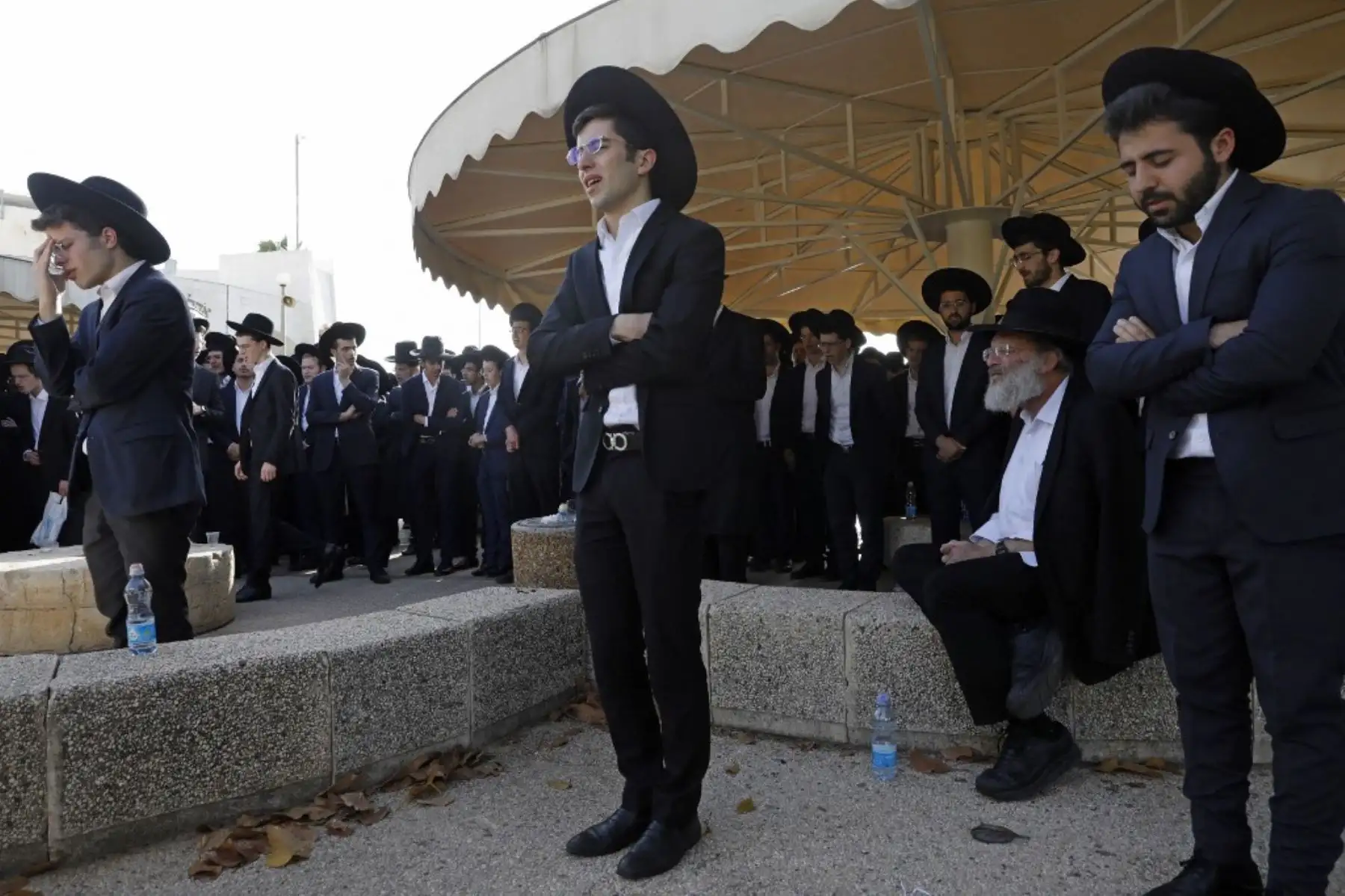 Los dolientes judíos ultraortodoxos asisten al funeral de una víctima de la estampida de peregrinos judíos, en el cementerio de Segula en Petah Tikva el 30 de abril de 2021. Foto: AFP