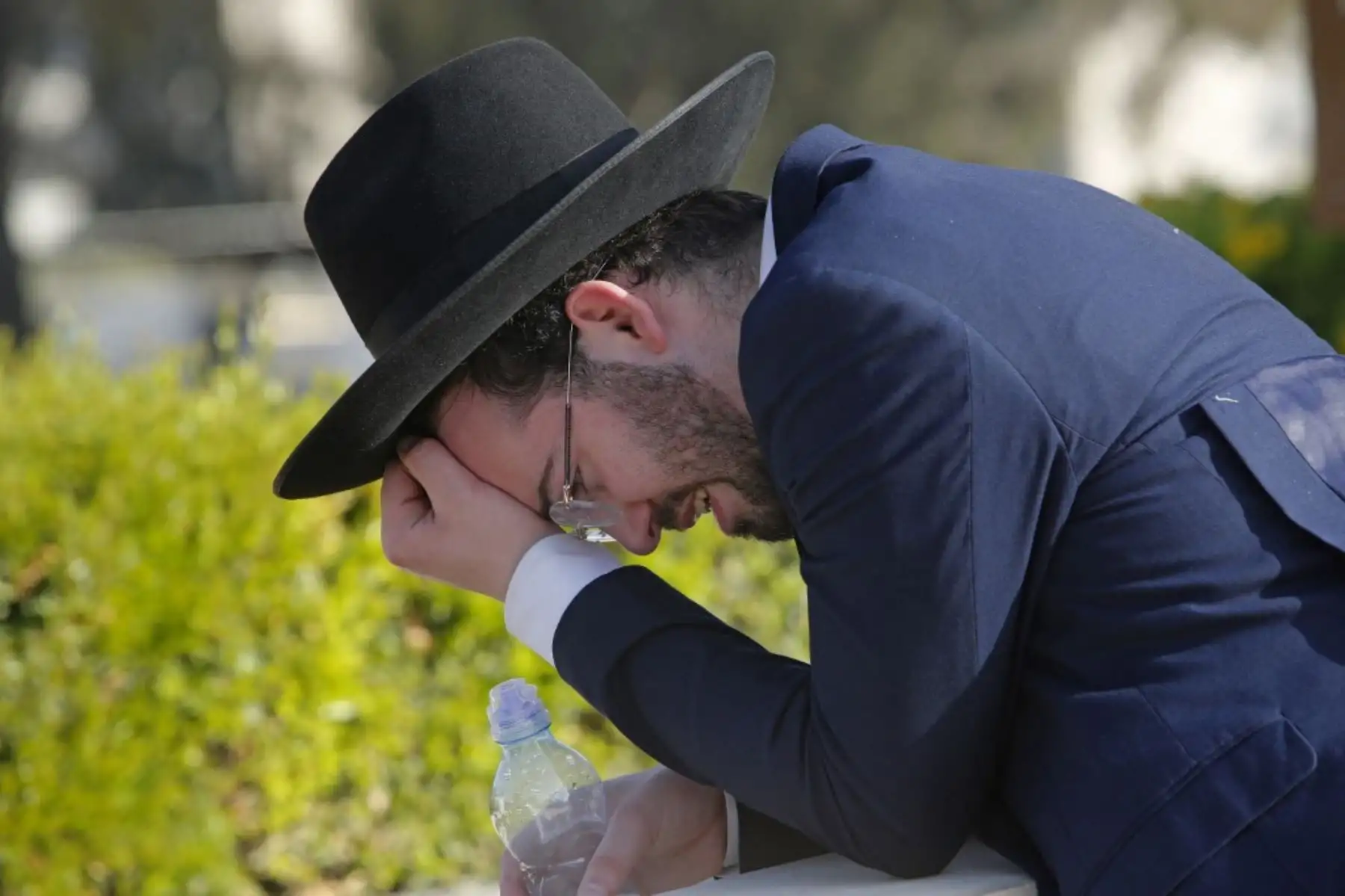 Un judío ultraortodoxo llora en el cementerio de Segula en Petah Tikva durante el funeral de una víctima de la estampida de peregrinos judíos, el 30 de abril de 2021. Foto: AFP