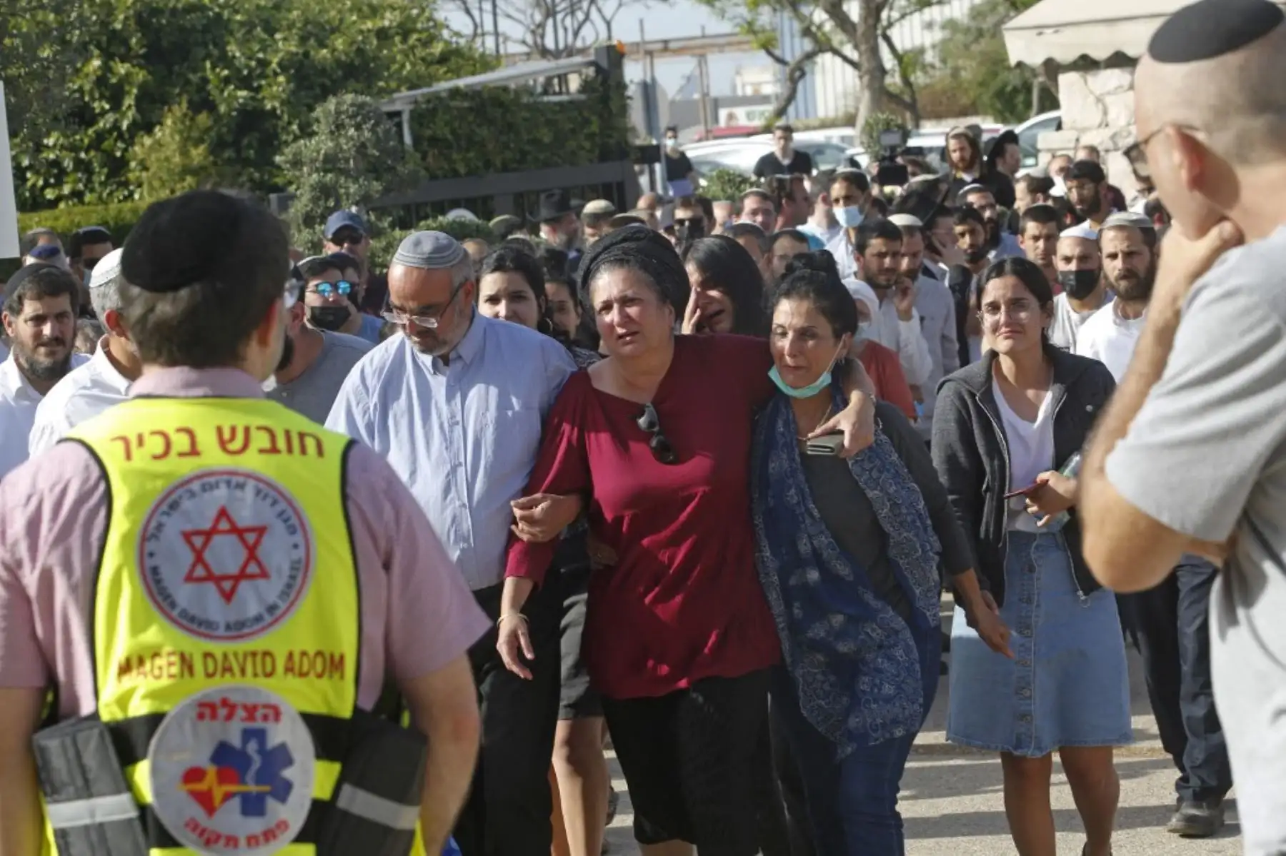 Los dolientes judíos ultraortodoxos asisten al funeral de una víctima de la estampida de peregrinos judíos, en el cementerio de Segula en Petah Tikva el 30 de abril de 2021. Foto: AFP