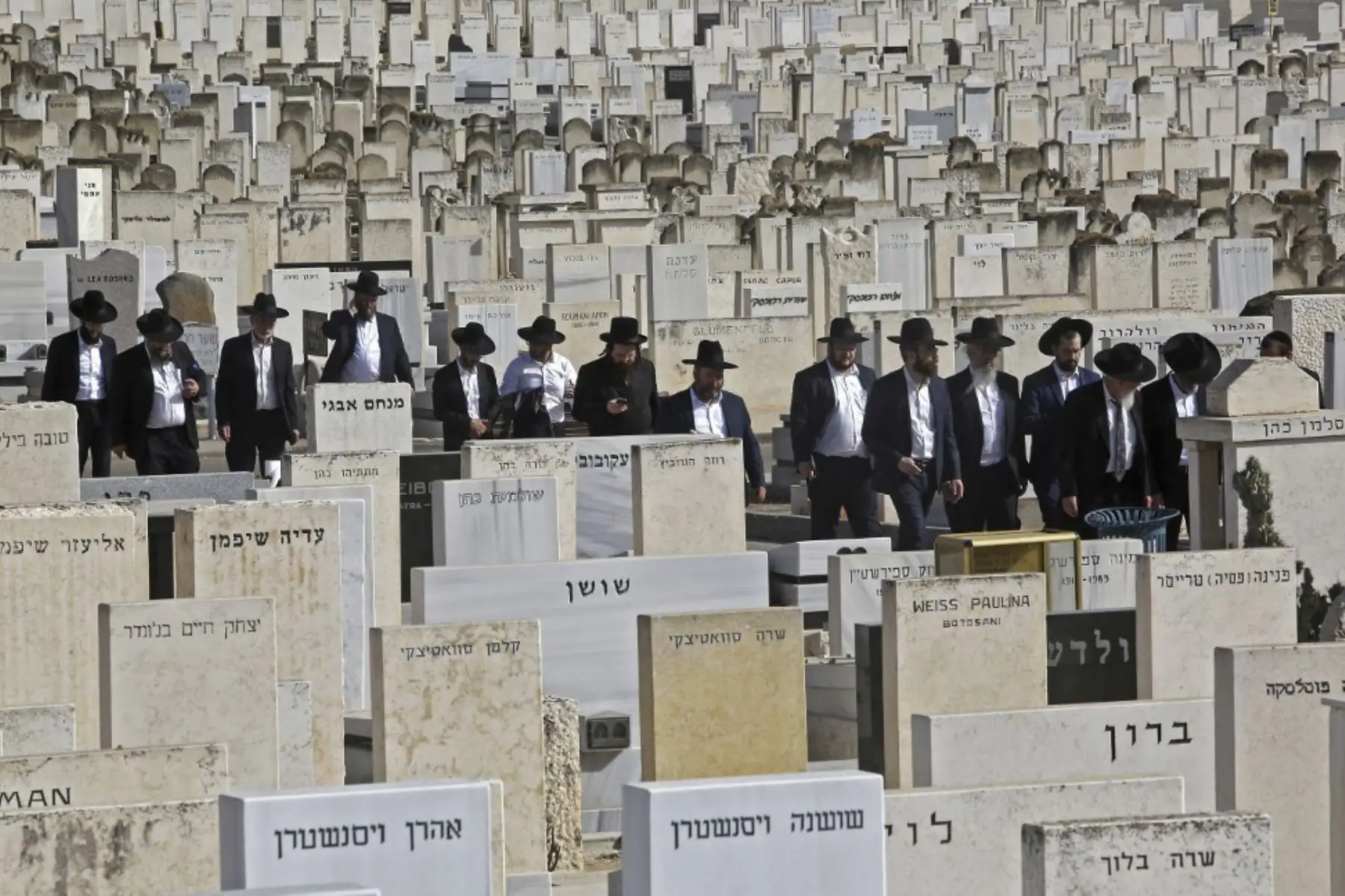 Judíos ultraortodoxos asisten al funeral de una de las víctimas de la estampida de Meron en el cementerio de Segula en Petah Tikva el 30 de abril de 2021. Foto: AFP