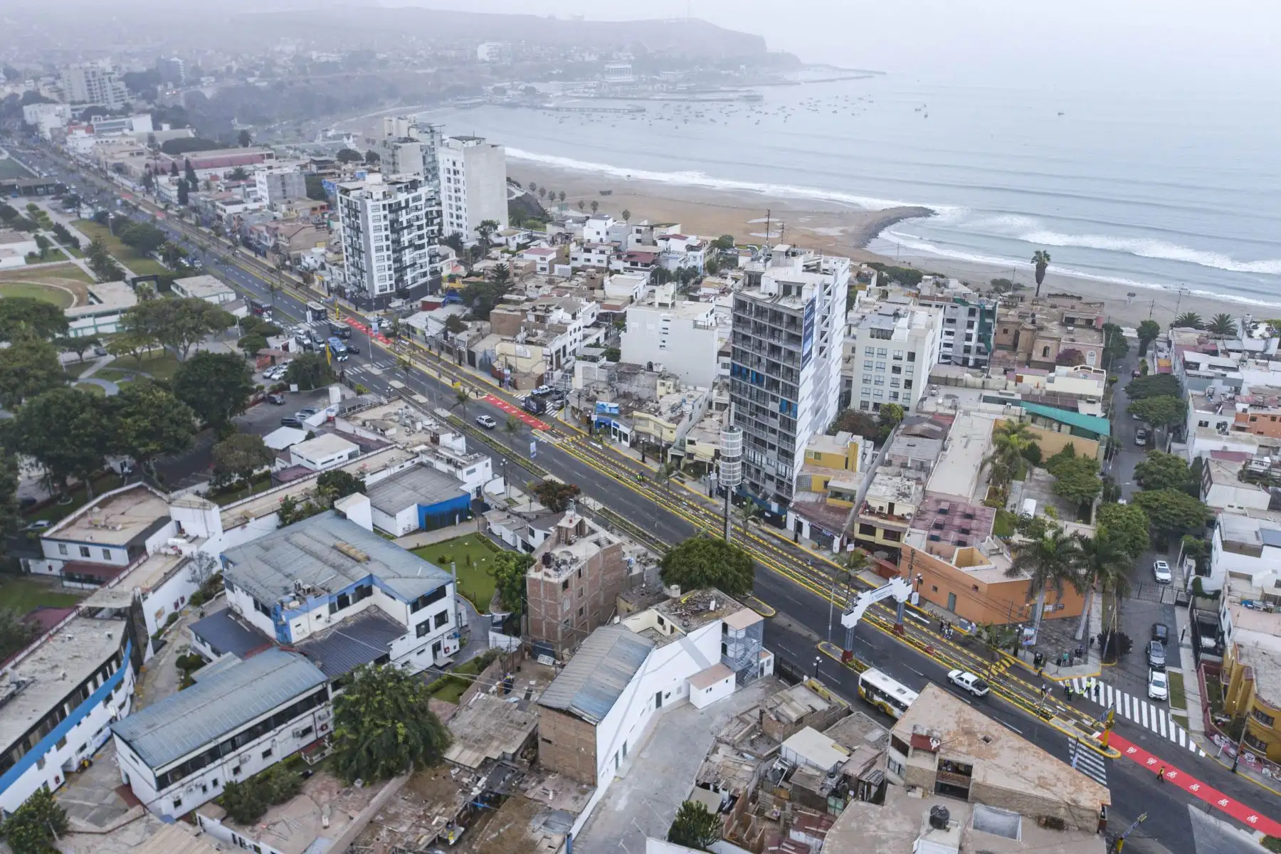 El alcalde de la Municipalidad de Chorrillos Mg. Augusto Miyashiro, entregó a sus vecinos una moderna ciclovía, de 3.92 km de extensión, acto que contó con la presencia del alcalde de Lima Jorge Muñoz Wells. Foto: Municipalidad de Lima