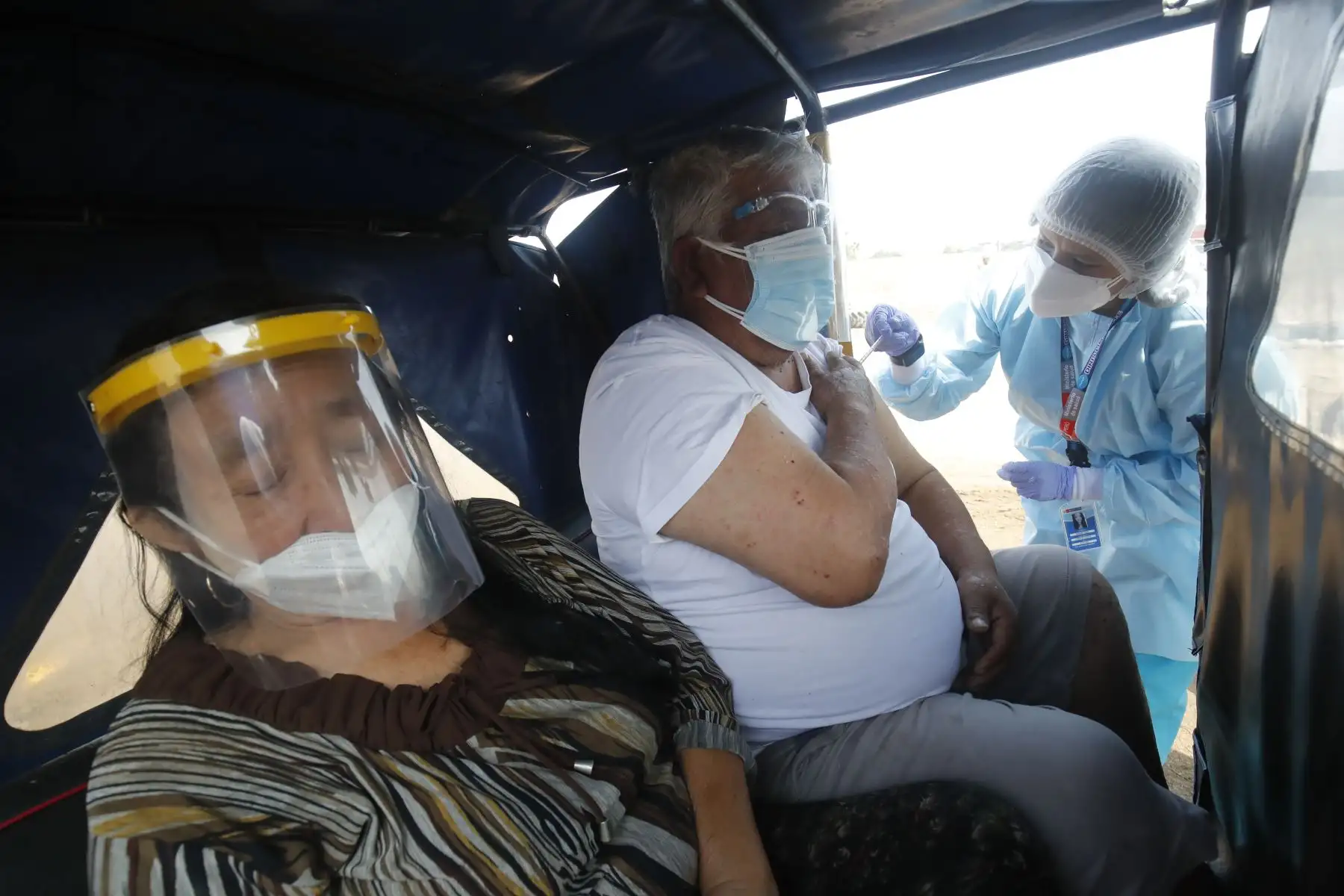 El Minsa inició la vacunación a adultos mayores de 70 años en Barboncitos en El Agustino y el polideportivo San Borja. Foto: ANDINA/Juan Carlos Guzmán