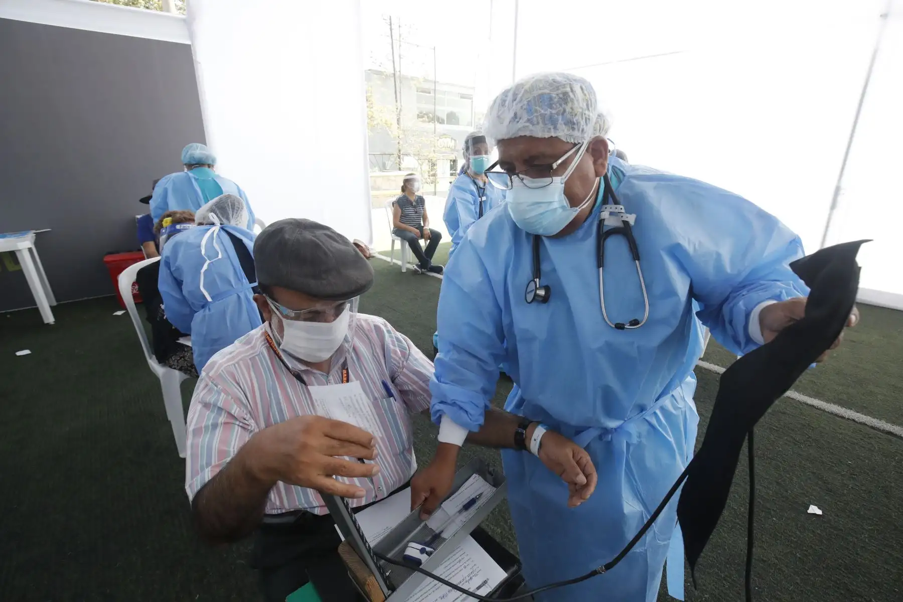 El Minsa inició la vacunación a adultos mayores de 70 años en Barboncitos en El Agustino y el polideportivo San Borja. Foto: ANDINA/Juan Carlos Guzmán