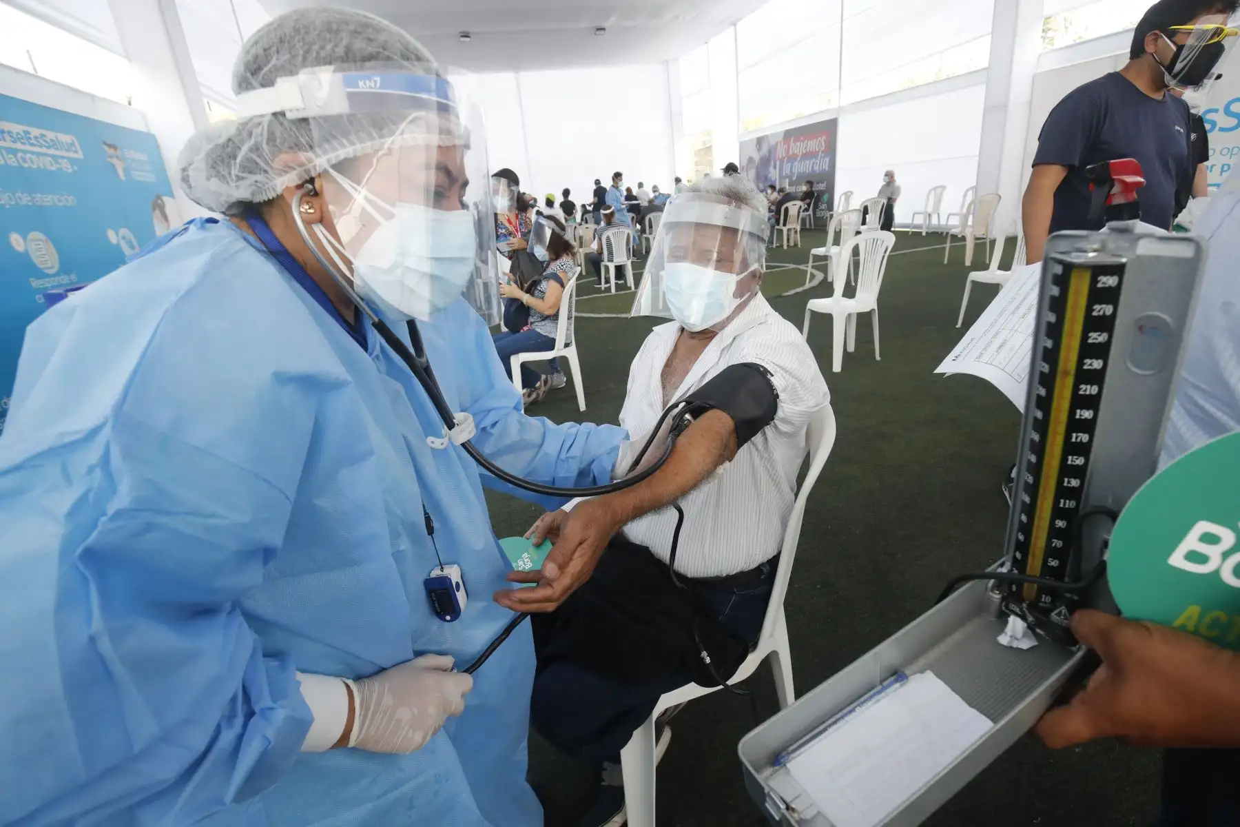 El Minsa inició la vacunación a adultos mayores de 70 años en Barboncitos en El Agustino y el polideportivo San Borja. Foto: ANDINA/Juan Carlos Guzmán