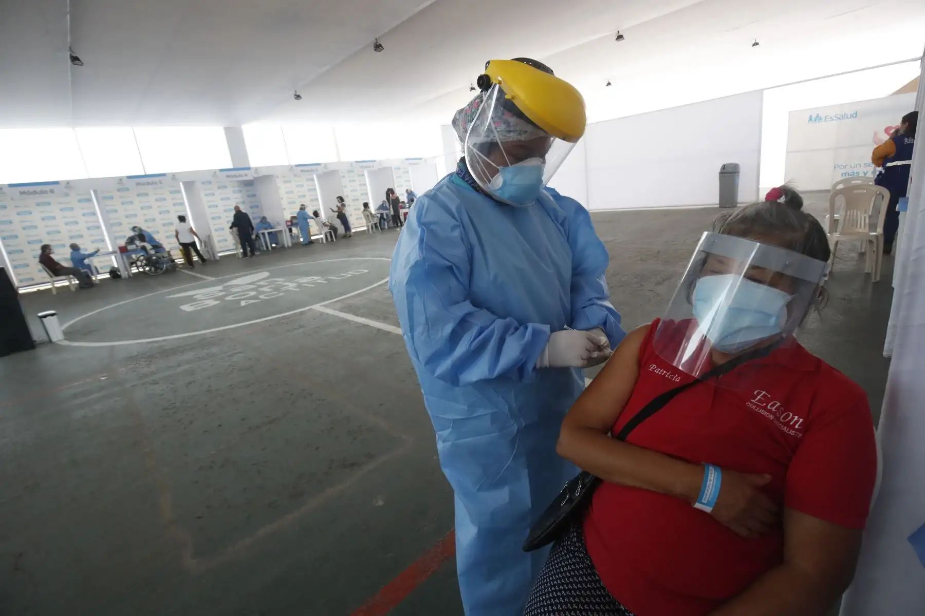 El Minsa inició la vacunación a adultos mayores de 70 años en Barboncitos en El Agustino y el polideportivo San Borja. Foto: ANDINA/Juan Carlos Guzmán