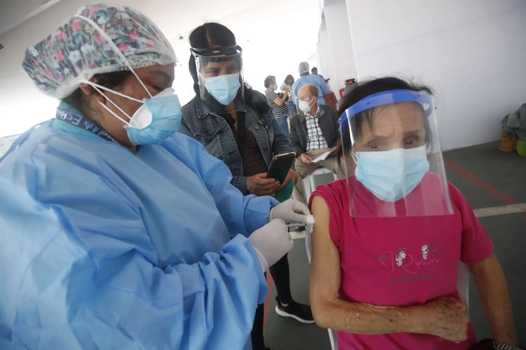 El Minsa inició la vacunación a adultos mayores de 70 años en Barboncitos en El Agustino y el polideportivo San Borja. Foto: ANDINA/Juan Carlos Guzmán