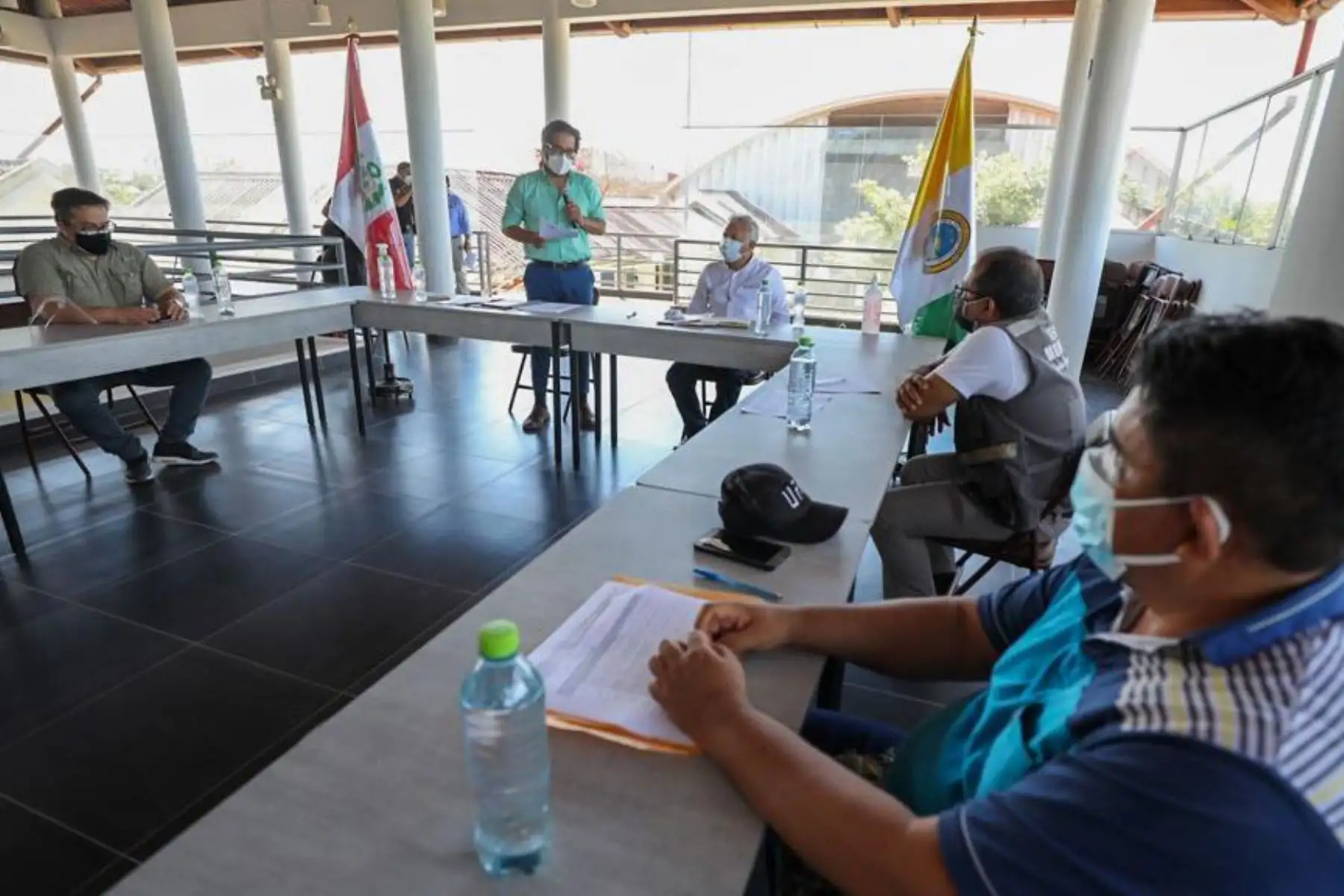 Desde Yurimaguas, el ministro de la Producción, José Luis Chicoma, sostiene una reunión con el alcalde de la municipalidad de Alto Amazonas, Hugo Araujo, con el objetivo de continuar coordinando acciones para reforzar la respuesta sanitaria ante la covid-19 en la provincia. Foto: Produce