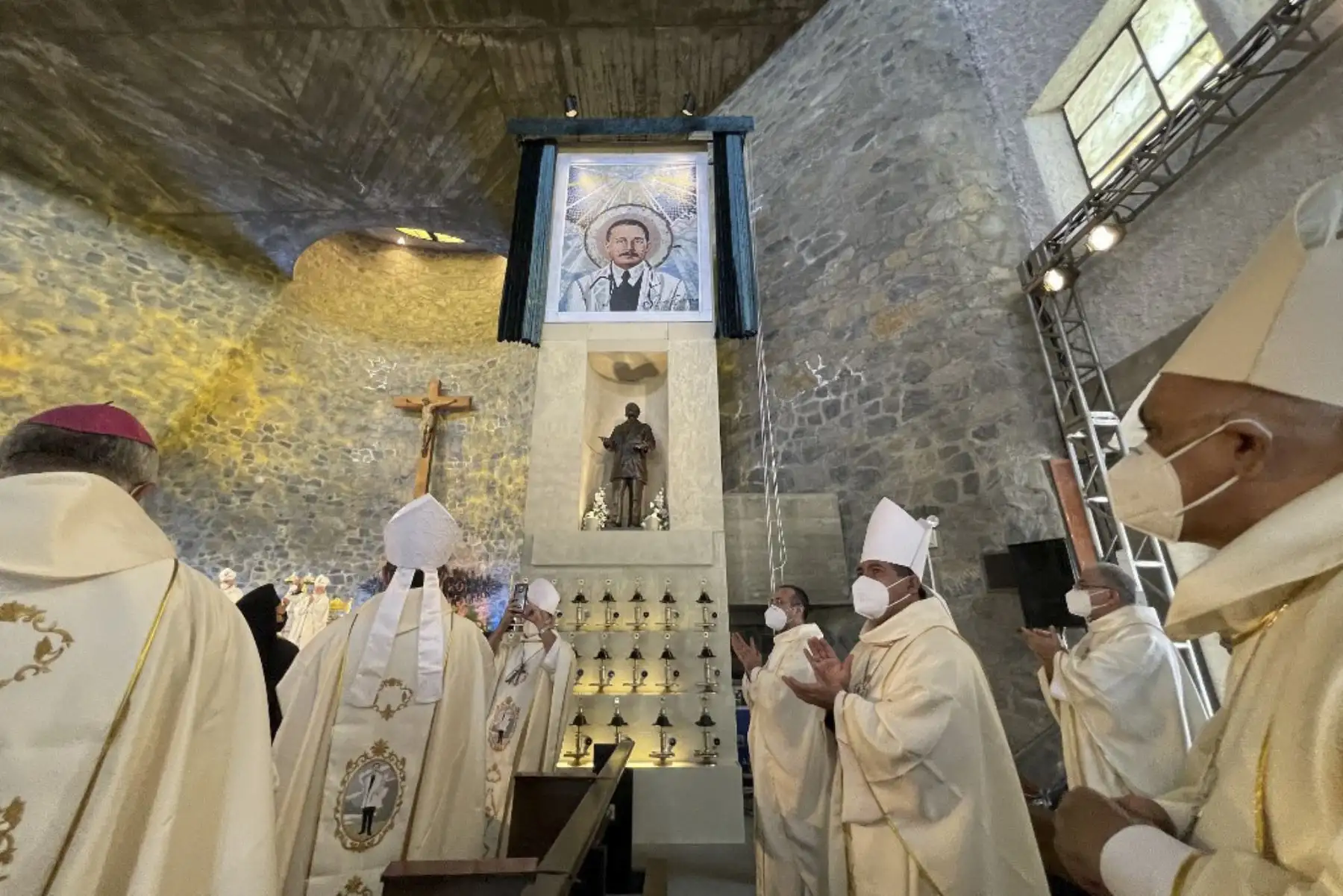 Arzobispos venezolanos durante la misa de beatificación del doctor José Gregorio Hernández, también llamado "el médico de los pobres", en la capilla del Colegio La Salle Caracas el 30 de abril de 2021. Un médico venezolano que falleció hace más de 100 años y es venerado como "médico de los pobres" por su desinteresado servicio durante una pandemia anterior, fue beatificado por la Iglesia Católica el viernes, un paso hacia la santidad. Foto: AFP