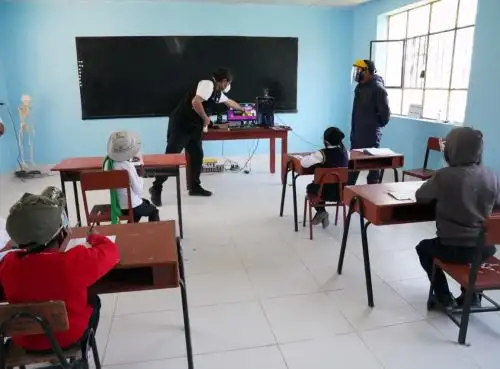 El ministro de Educación, Ricardo Cuenca, visitó colegio rural de Arequipa que inició clases semipresenciales y destacó el cumplimiento de los protocolos sanitarios para evitar la propagación de la covid-19. ANDINA/Difusión