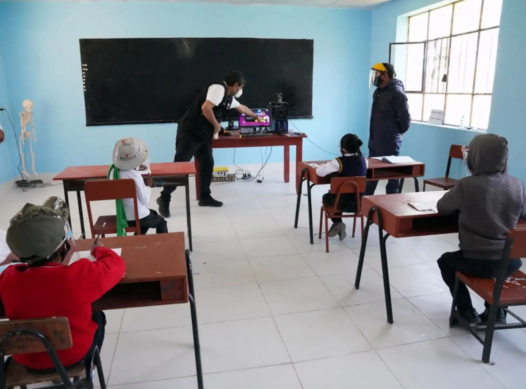 El ministro de Educación, Ricardo Cuenca, visitó colegio rural de Arequipa que inició clases semipresenciales y destacó el cumplimiento de los protocolos sanitarios para evitar la propagación de la covid-19. ANDINA/Difusión