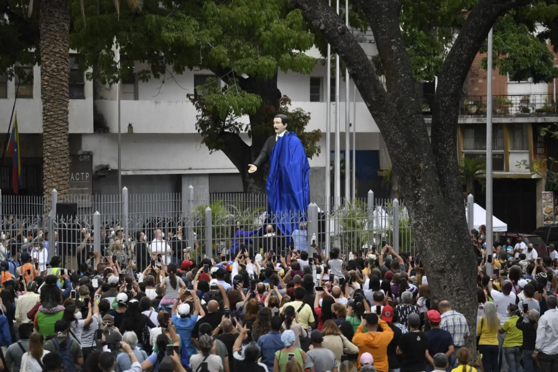 Una estatua del médico venezolano José Gregorio Hernández, también llamado "el médico de los pobres" es develada durante su ceremonia de beatificación, frente a la iglesia La Candelaria en Caracas el 30 de abril de 2021. Foto: AFP